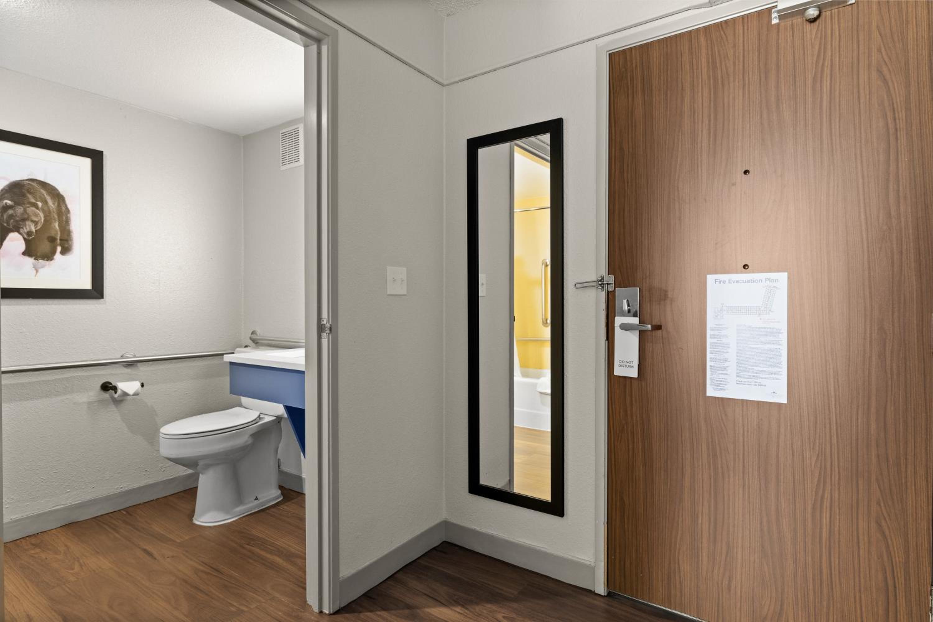 Double Room with Full Bed and Bathtub with Grab Bars - Mobility Accessible/Non-Smoking photo 2