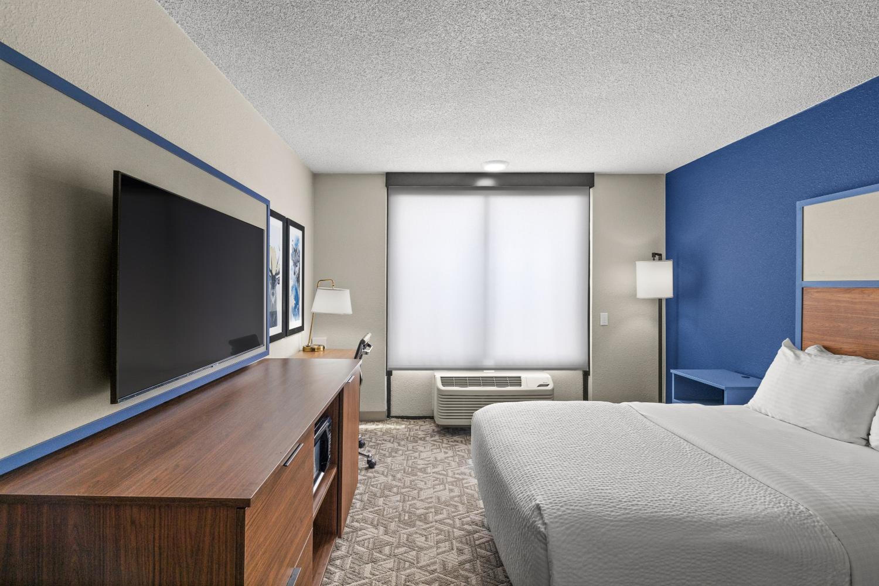Double Room with Full Bed and Bathtub with Grab Bars - Mobility Accessible/Non-Smoking photo 3