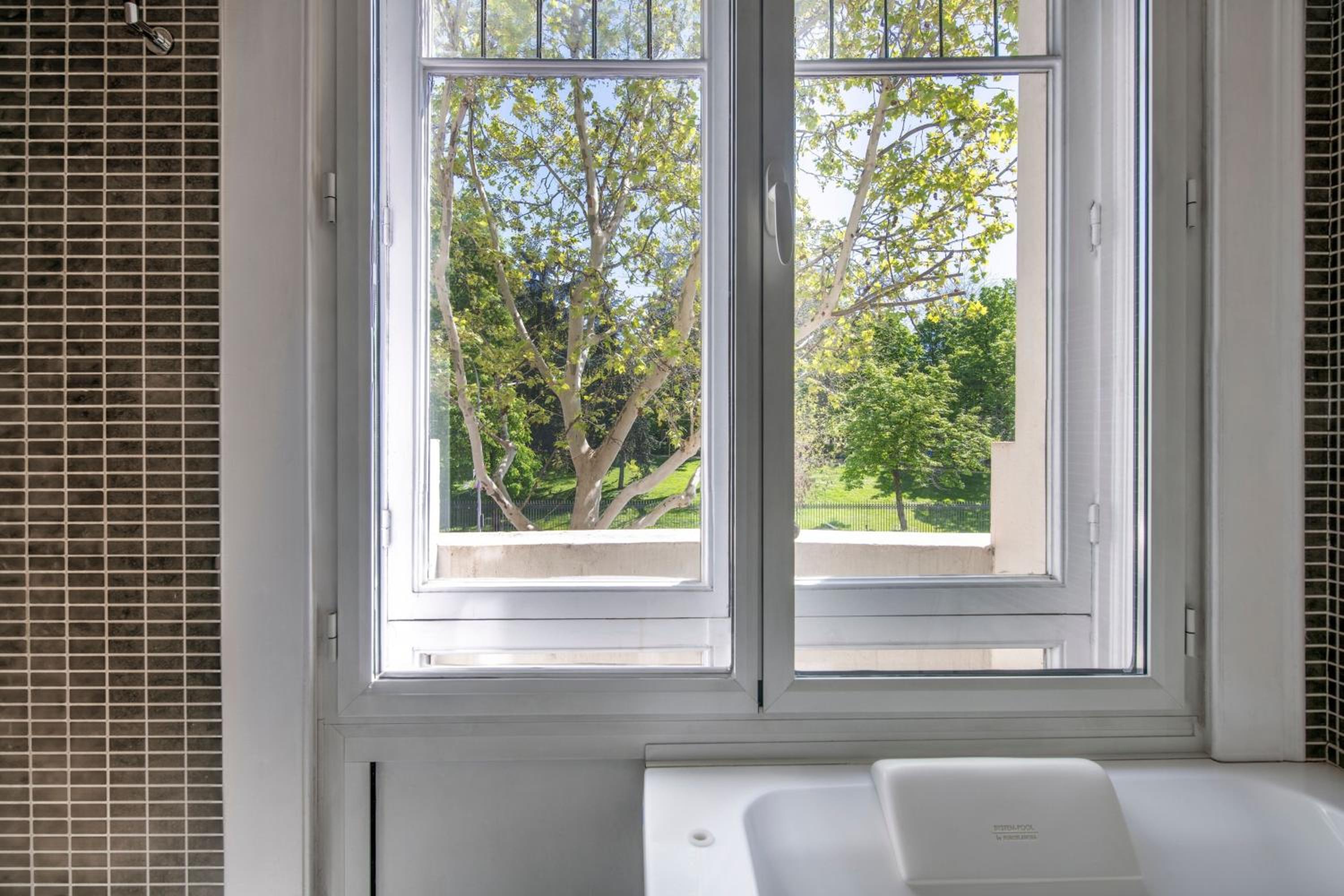 Corner King Suite with Park View