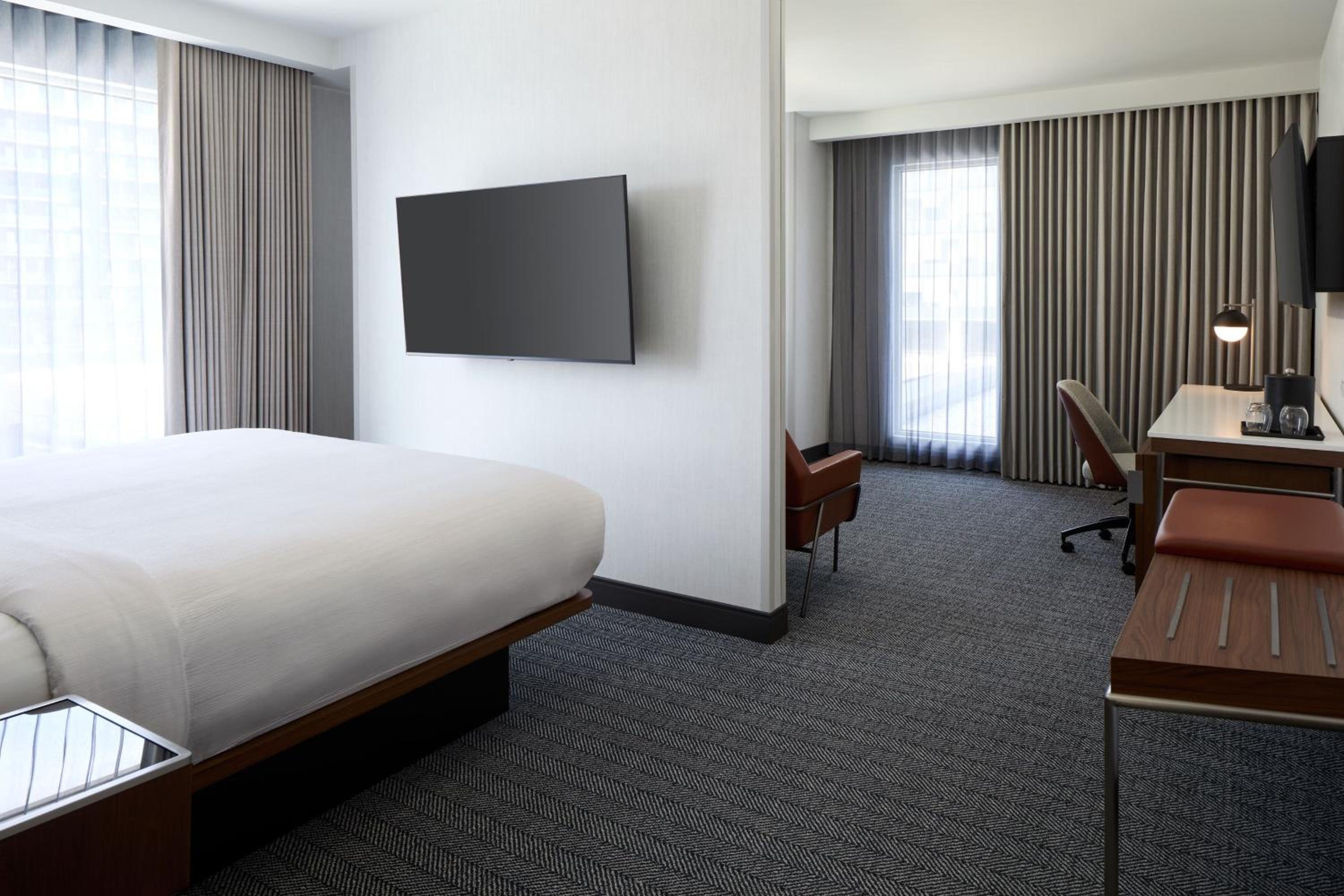 Executive King Room with Sofa Bed and Courtyard View