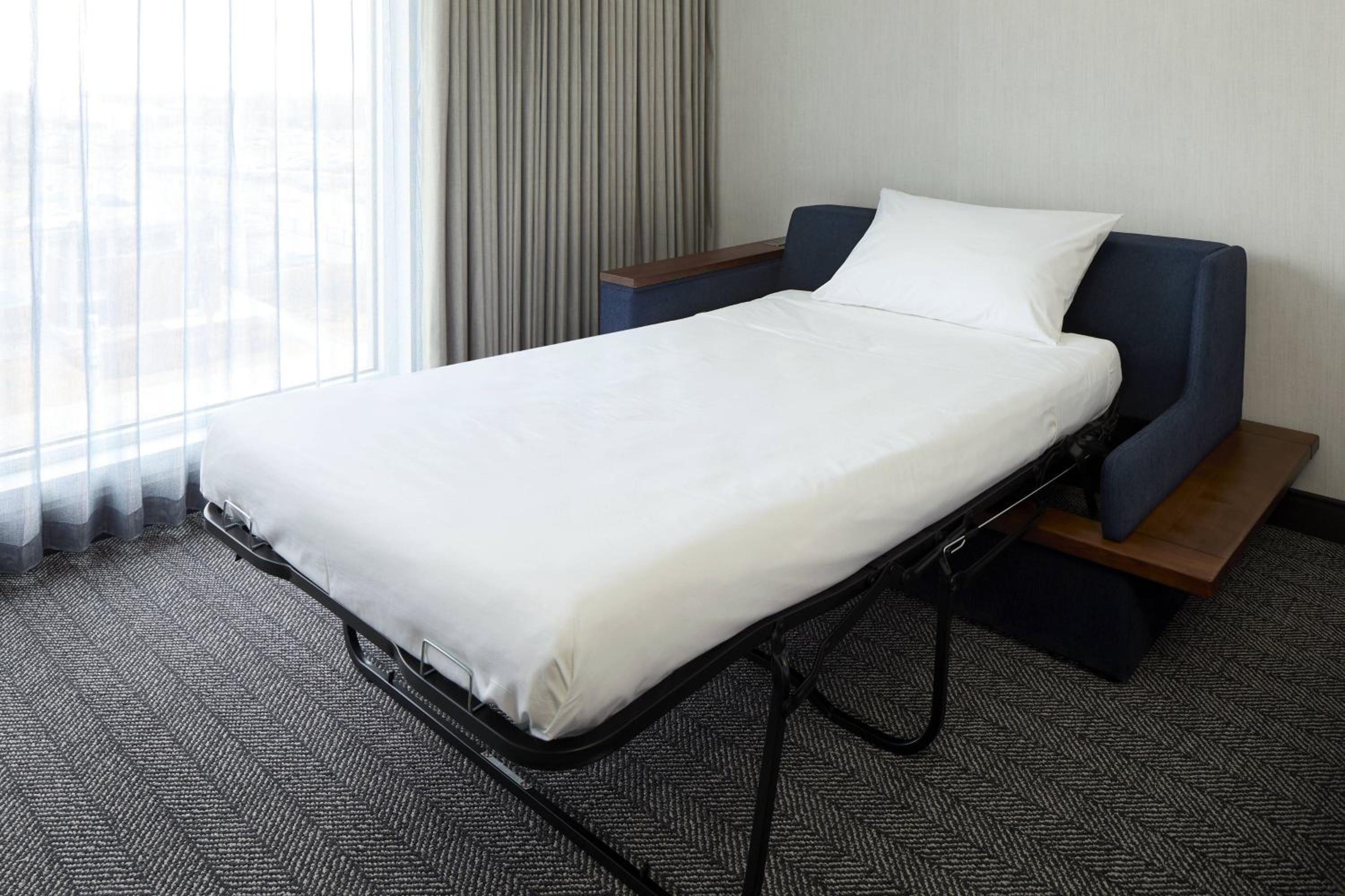 Executive King Room with Sofa Bed and Courtyard View