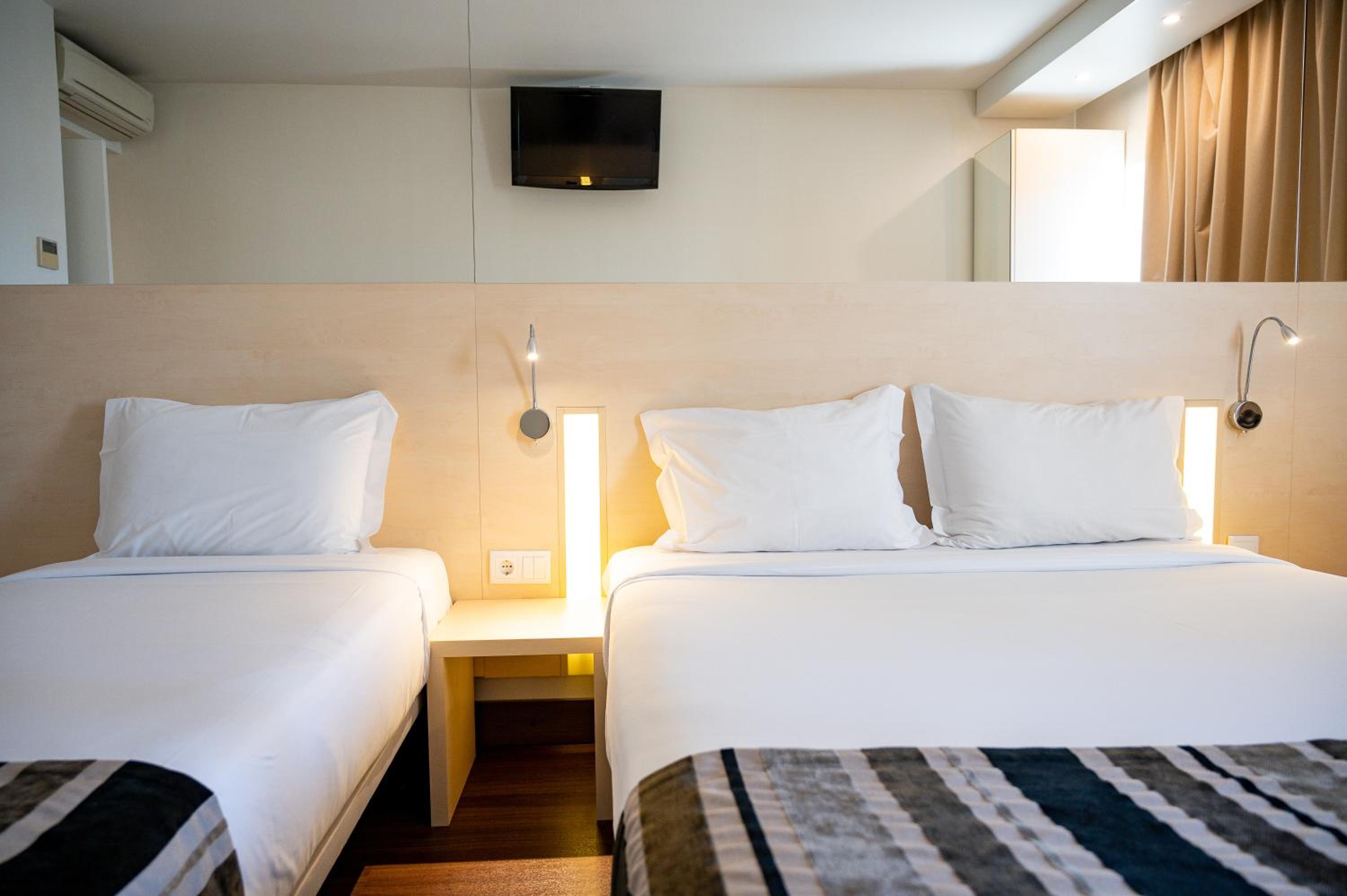 Double Room With Extra Bed - Photo 1