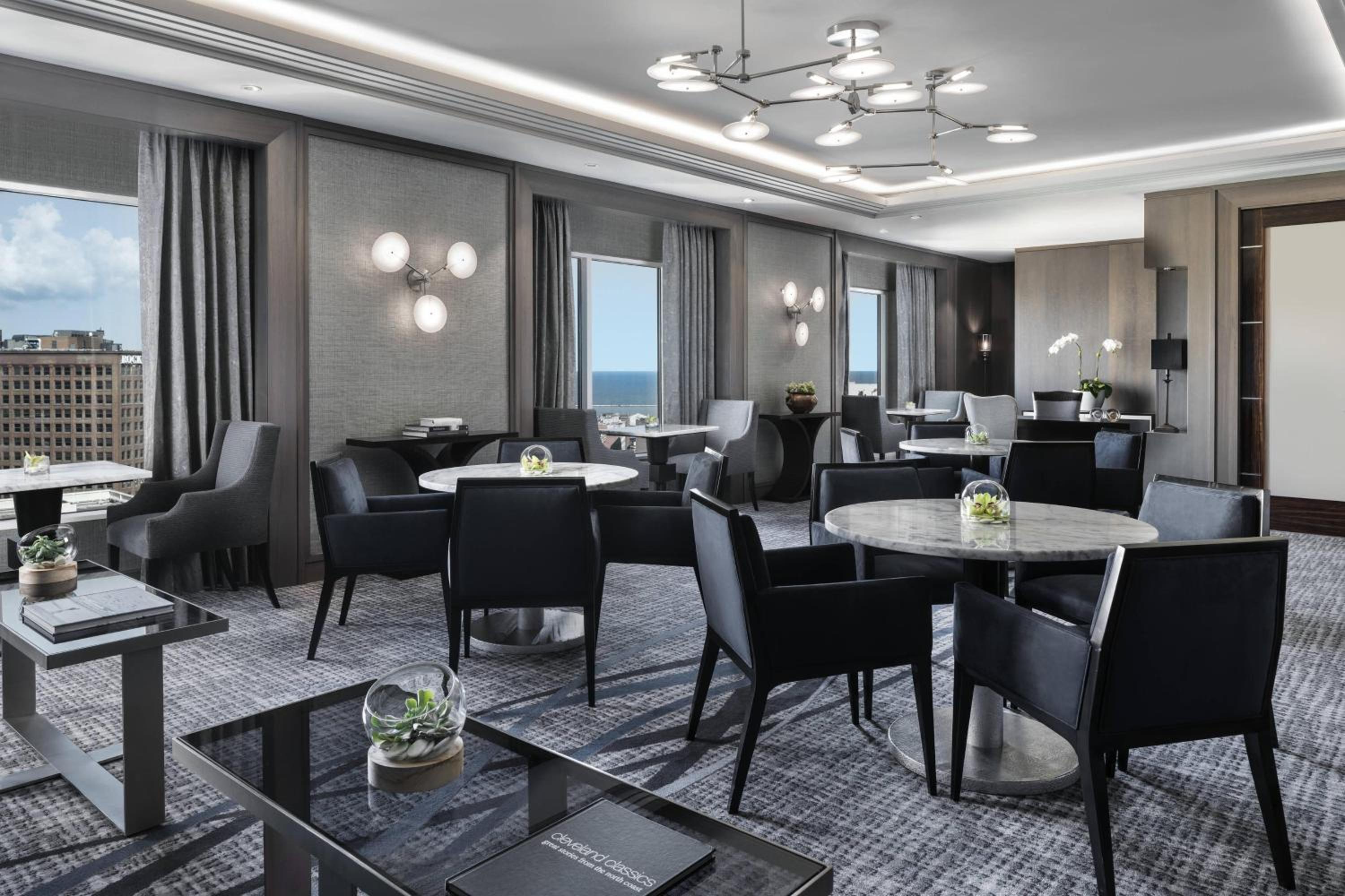 Club lounge access, Guest room, 1 King Bed, City view - Photo 6