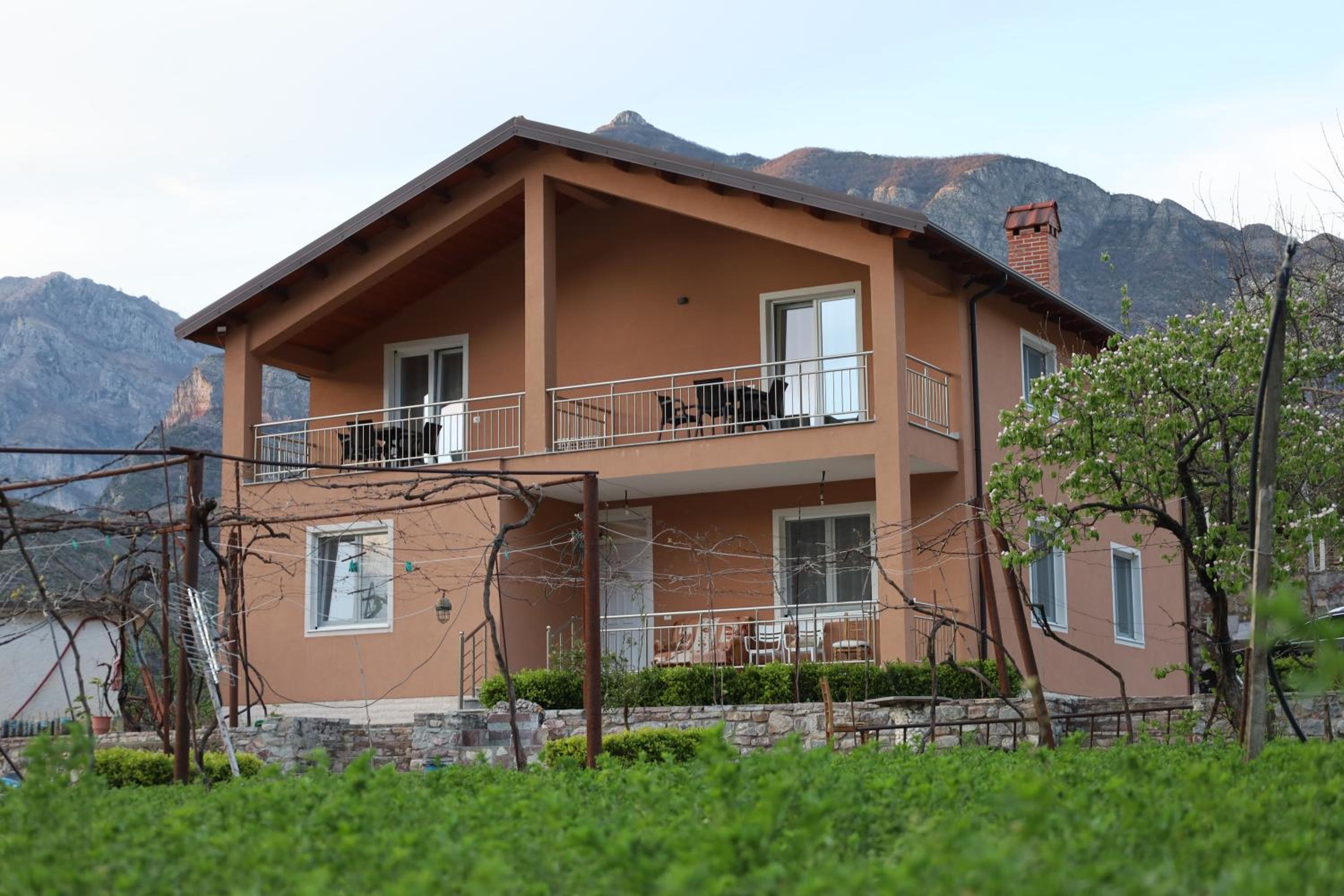 Apartment with Lake View