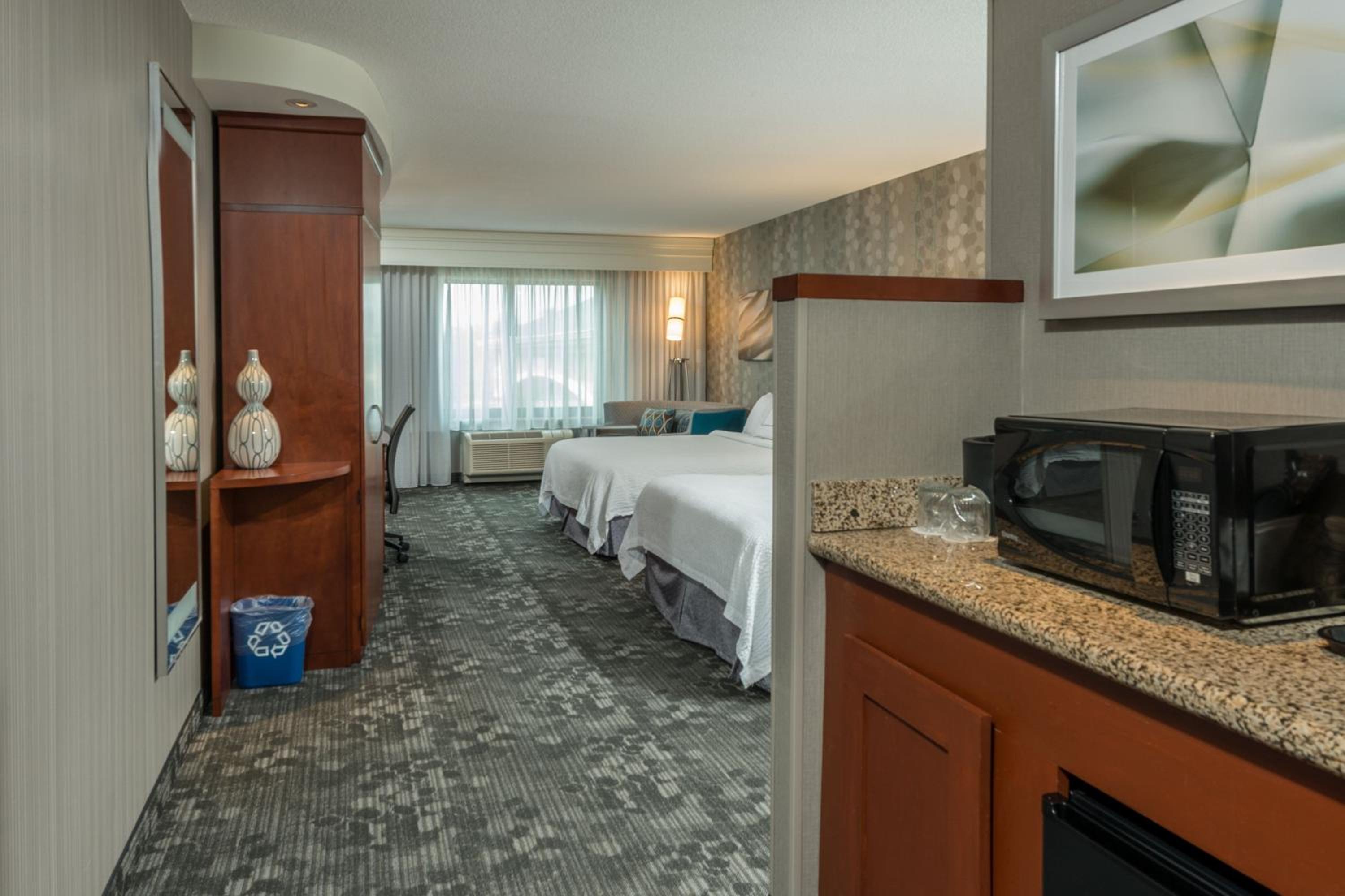 Queen Room with Two Queen Beds and Adapted Tub - Mobility and Hearing Accessible - Photo 2
