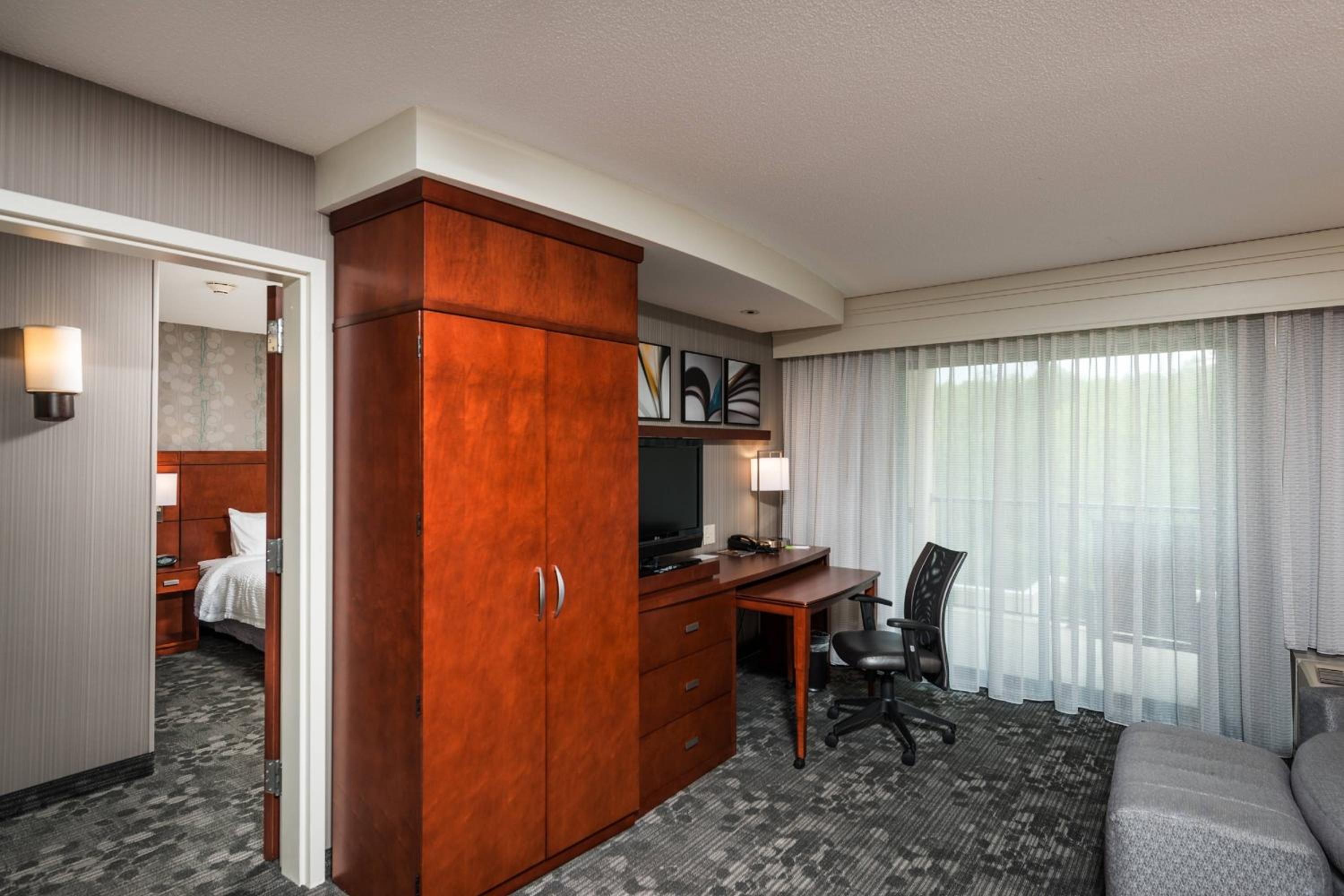 Queen Room with Two Queen Beds and Adapted Tub - Mobility and Hearing Accessible - Photo 3