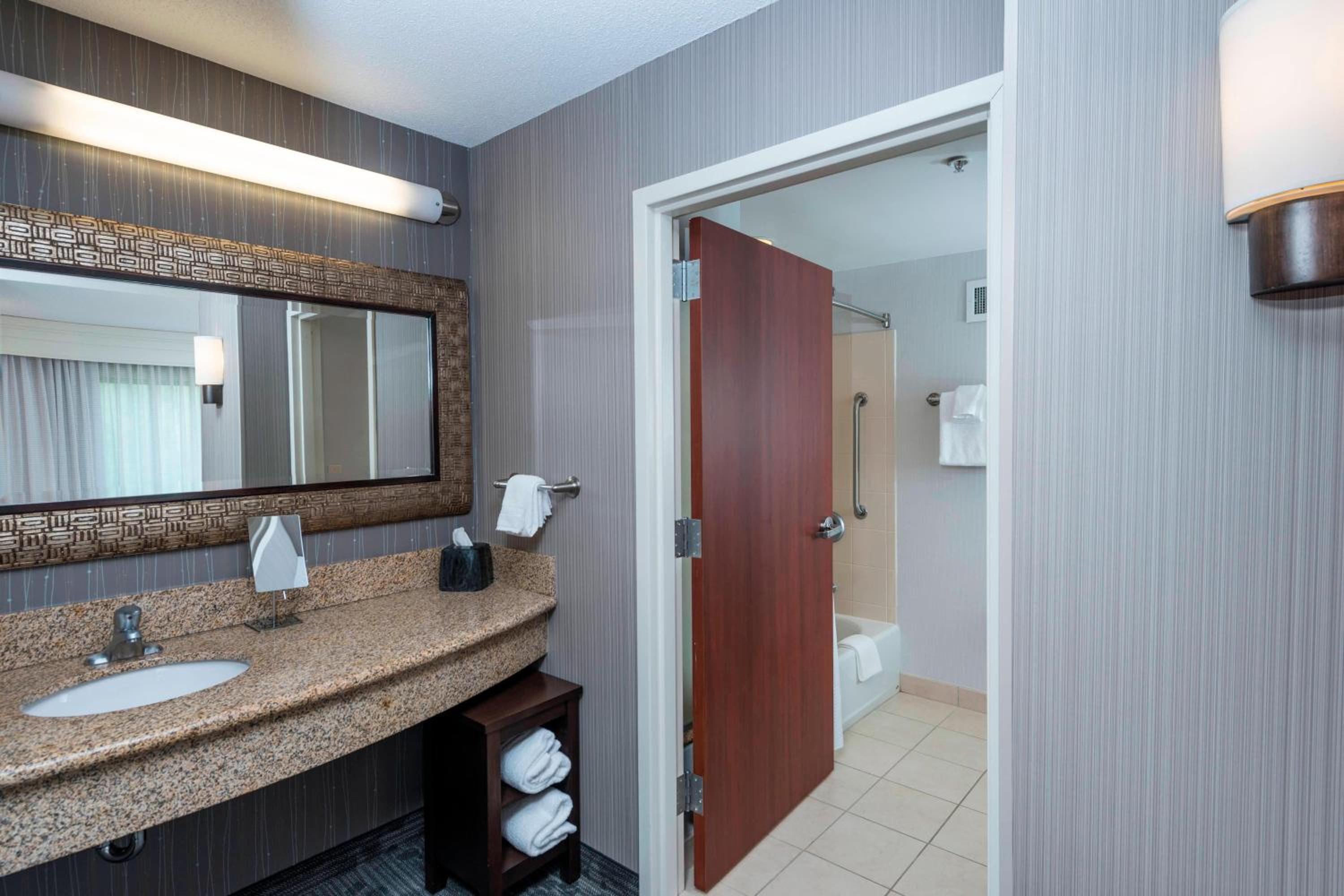 Queen Room with Two Queen Beds and Adapted Tub - Mobility and Hearing Accessible - Photo 4