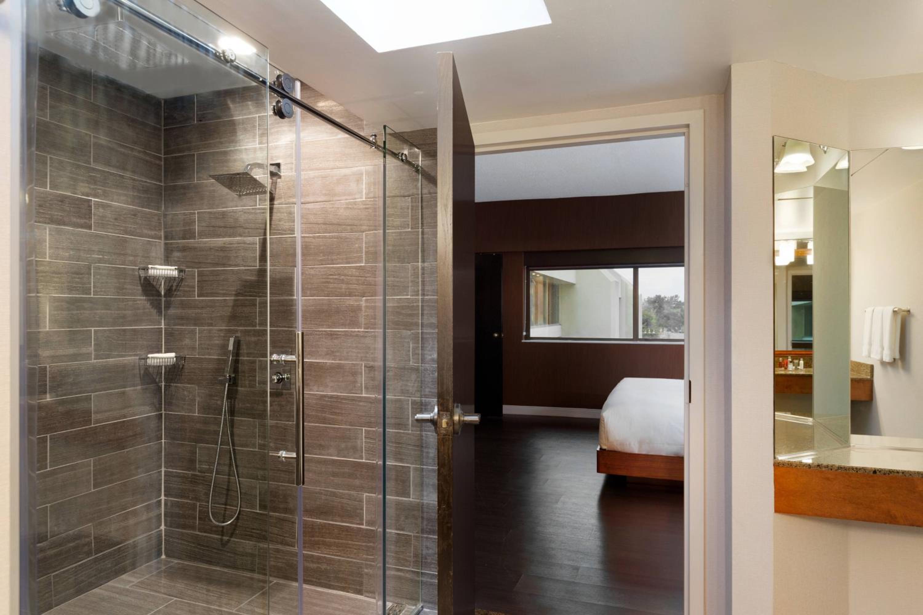 King Room with Roll-in Shower - Mobility Accessible - Photo 9