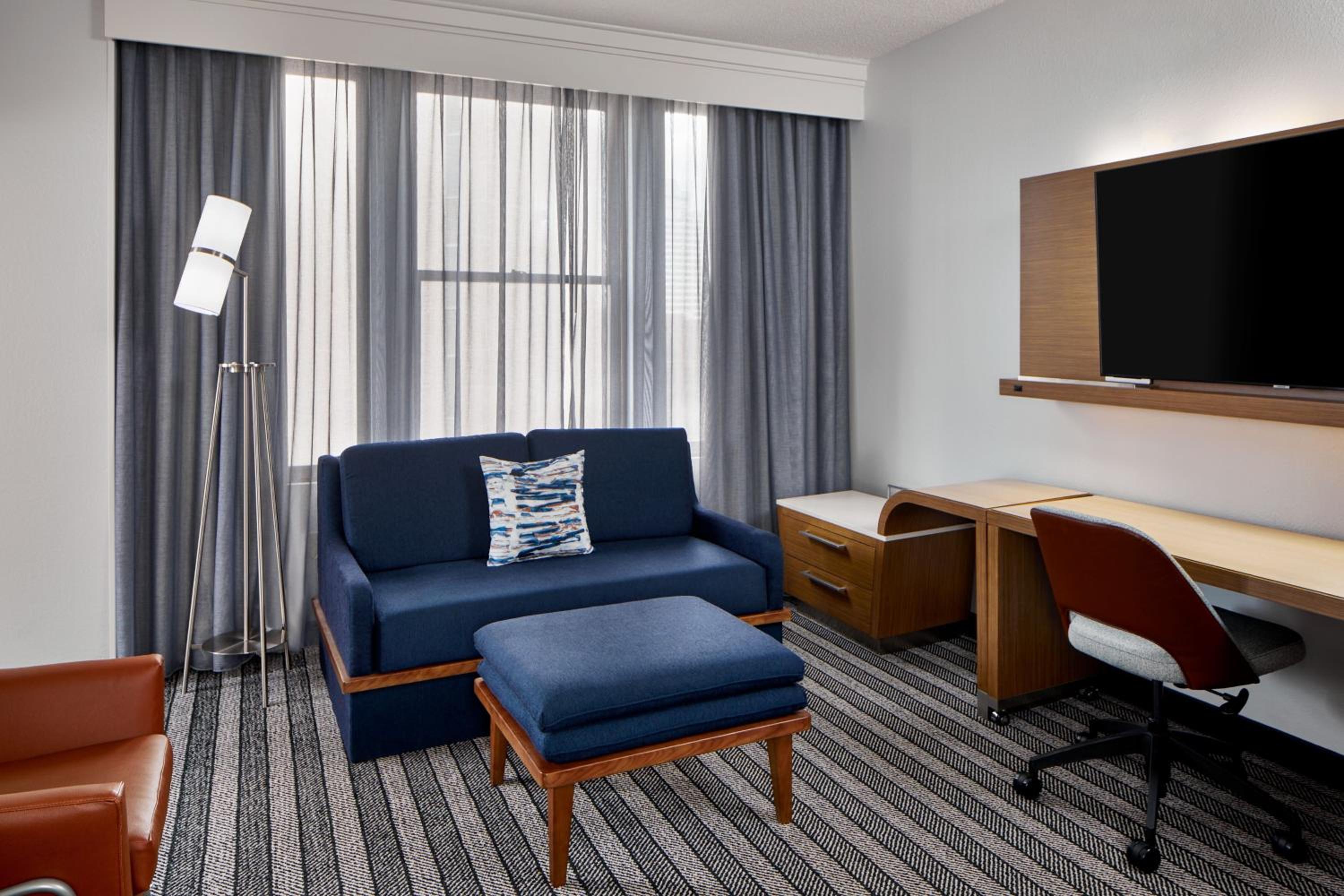 Suite, 1 King, Sofa bed - Photo 5