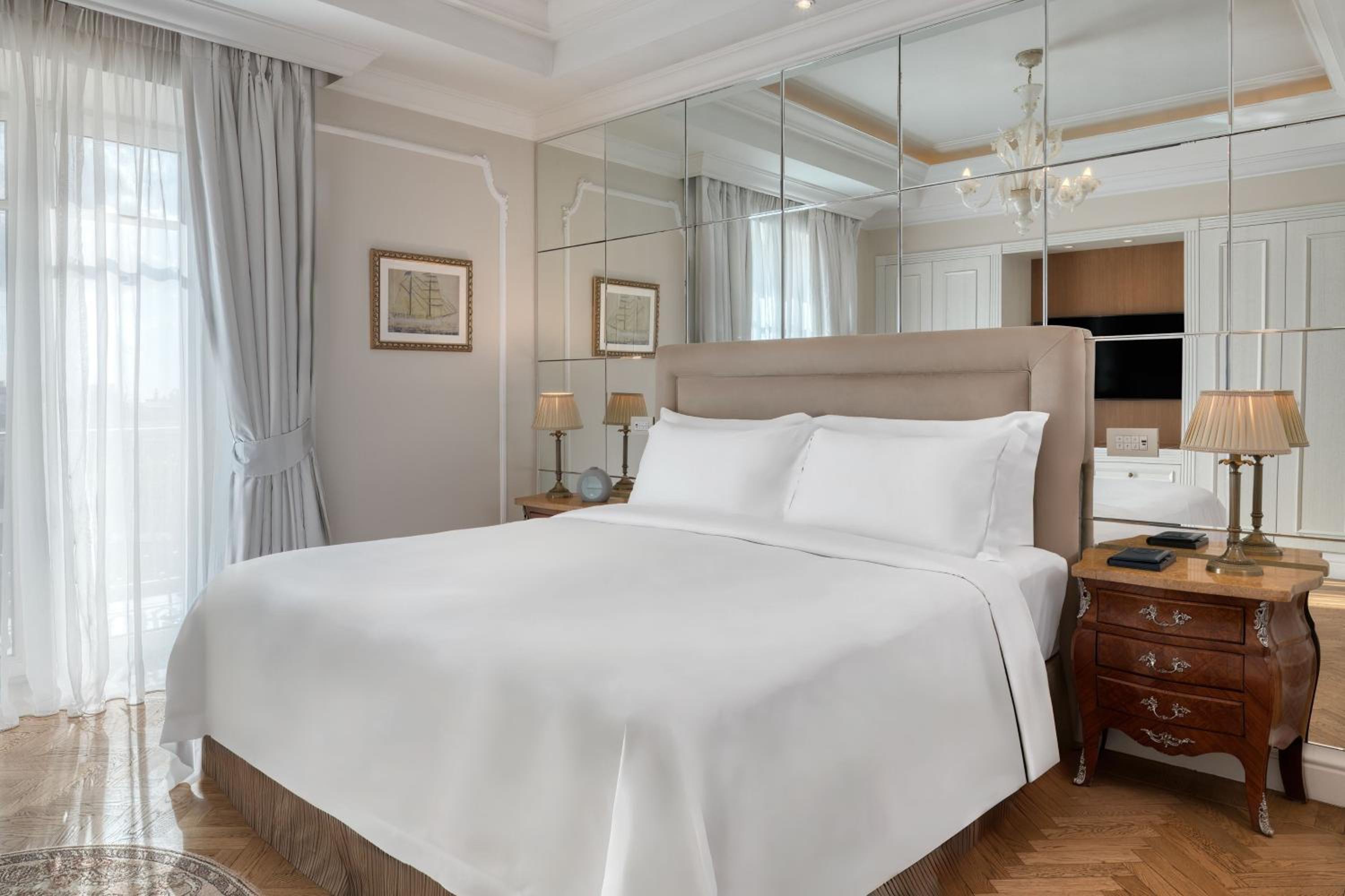 Grand Acropolis Suite 1 Bedroom Suite, 1 King, City view