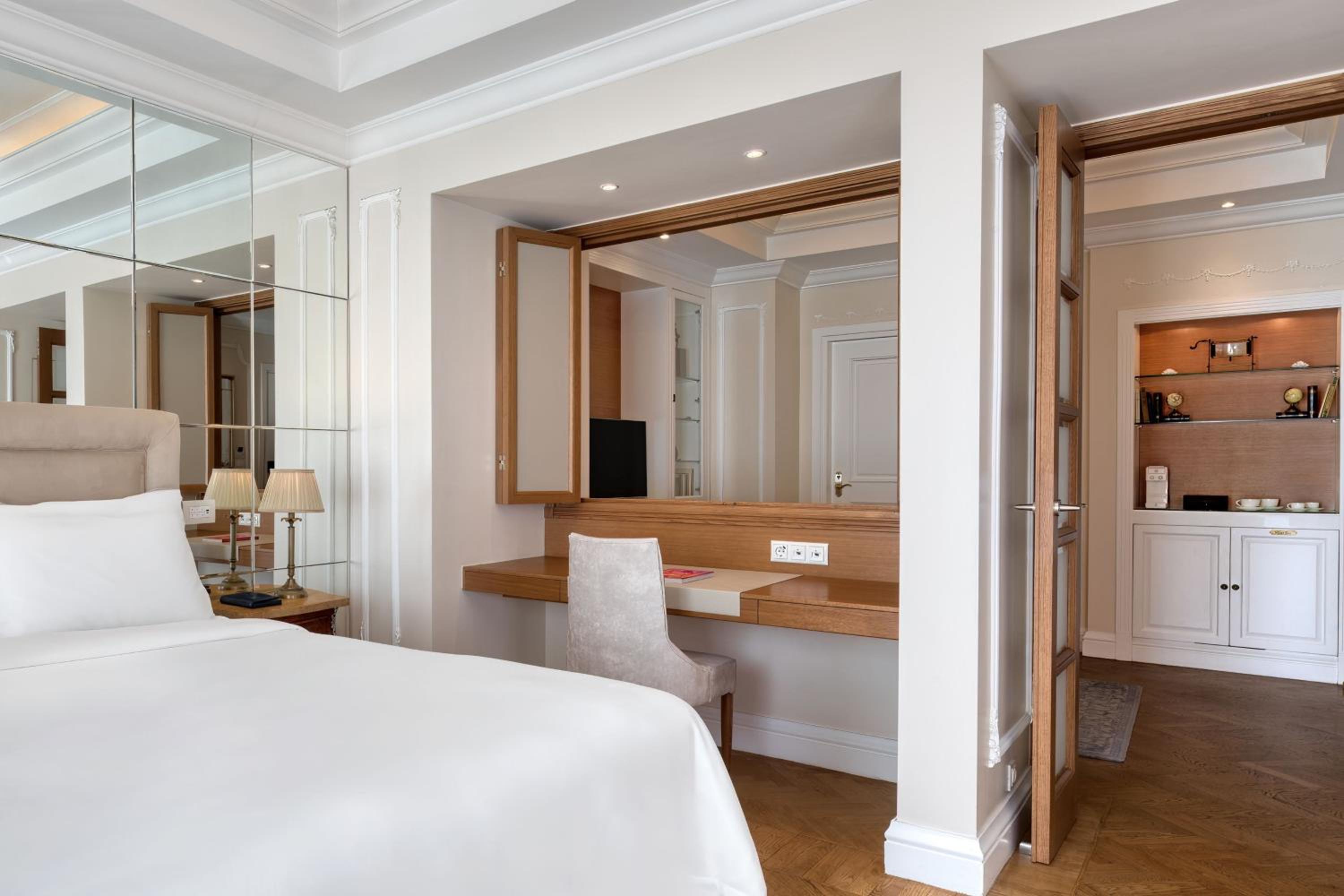 Grand Acropolis Suite 1 Bedroom Suite, 1 King, City view