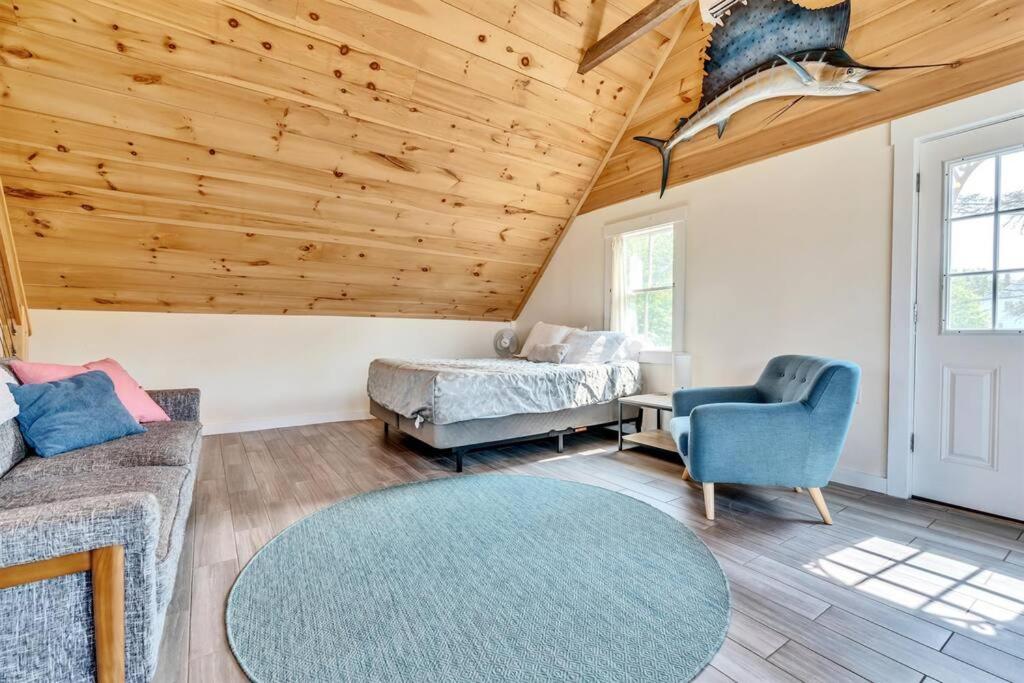 Six-Bedroom House photo 3