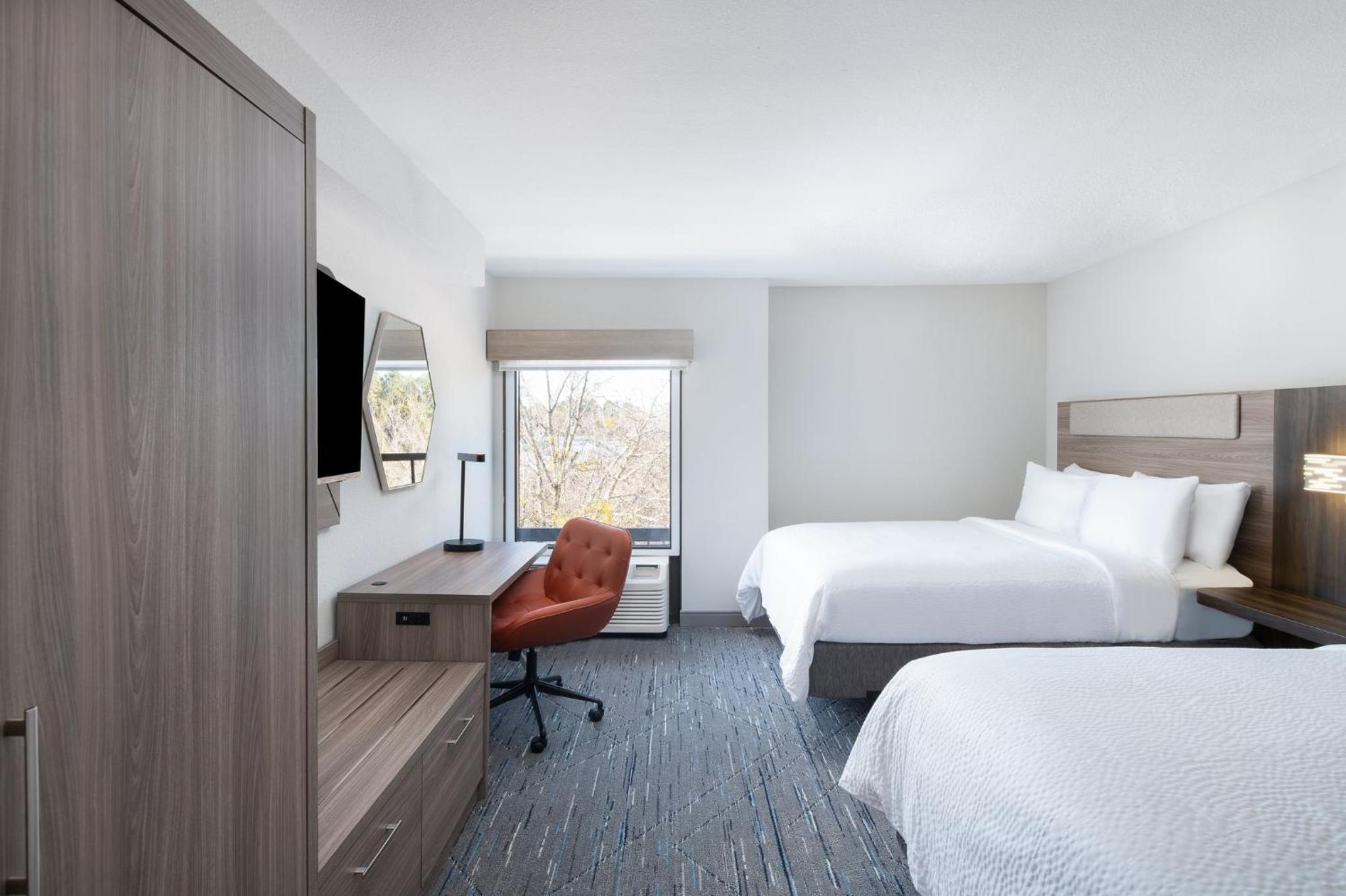 Standard Room with Two Queen Beds - Photo 9