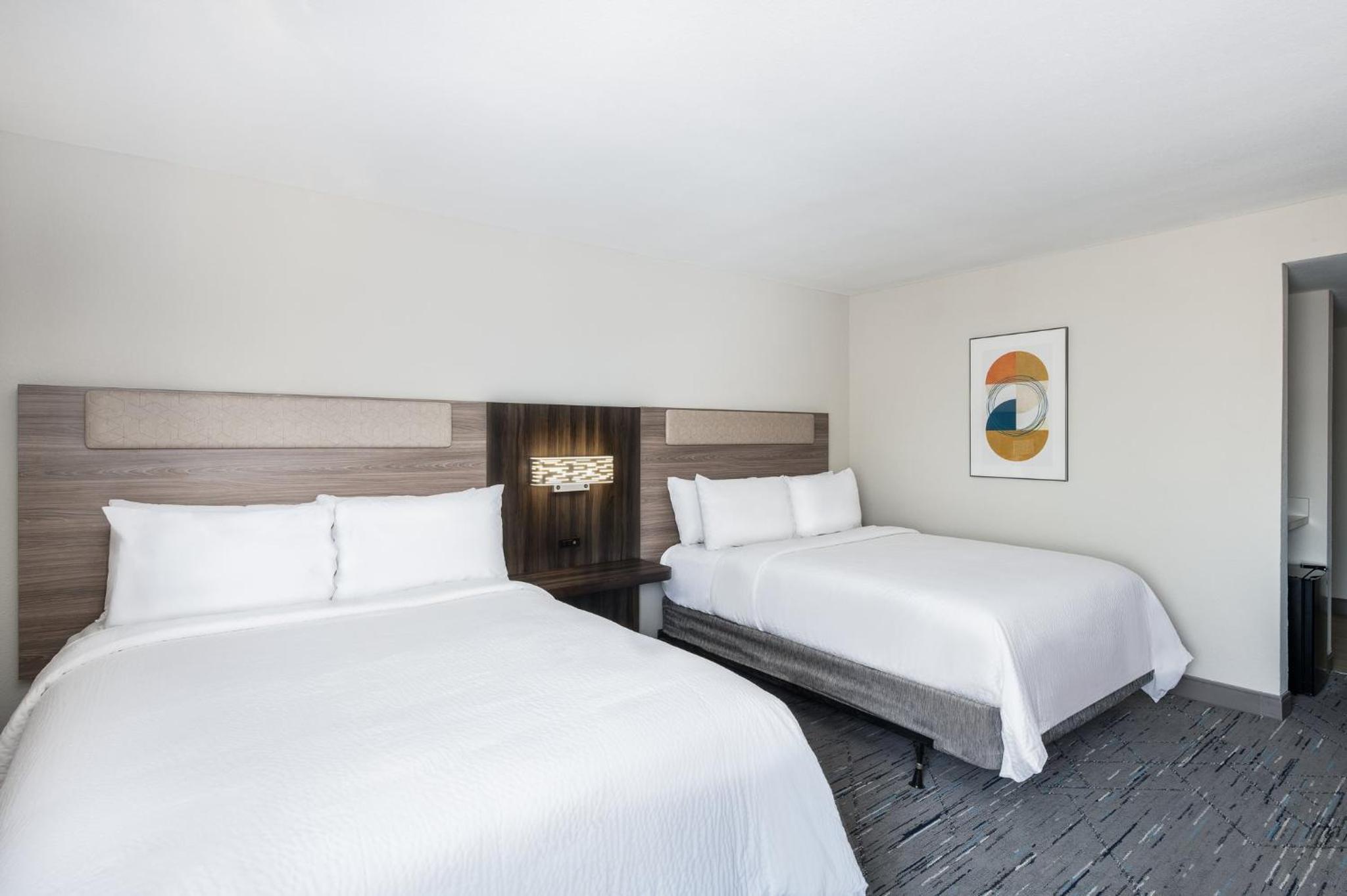 Standard Room with Two Queen Beds - Photo 10