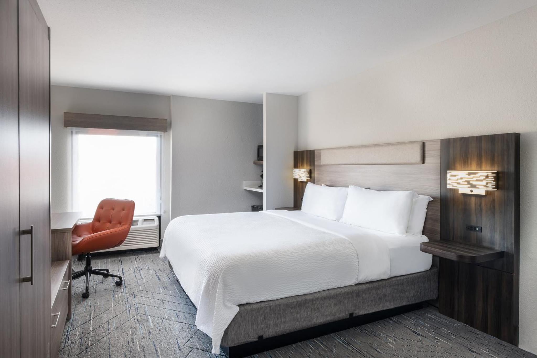 Standard King Room - Photo 11