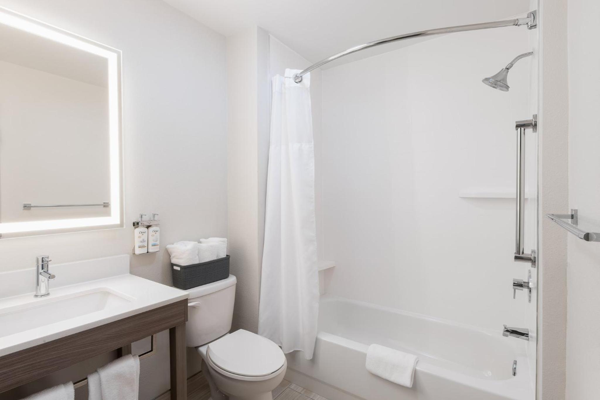 Queen Room with Bath Tub - Hearing Accessible/Non-Smoking - Photo 13