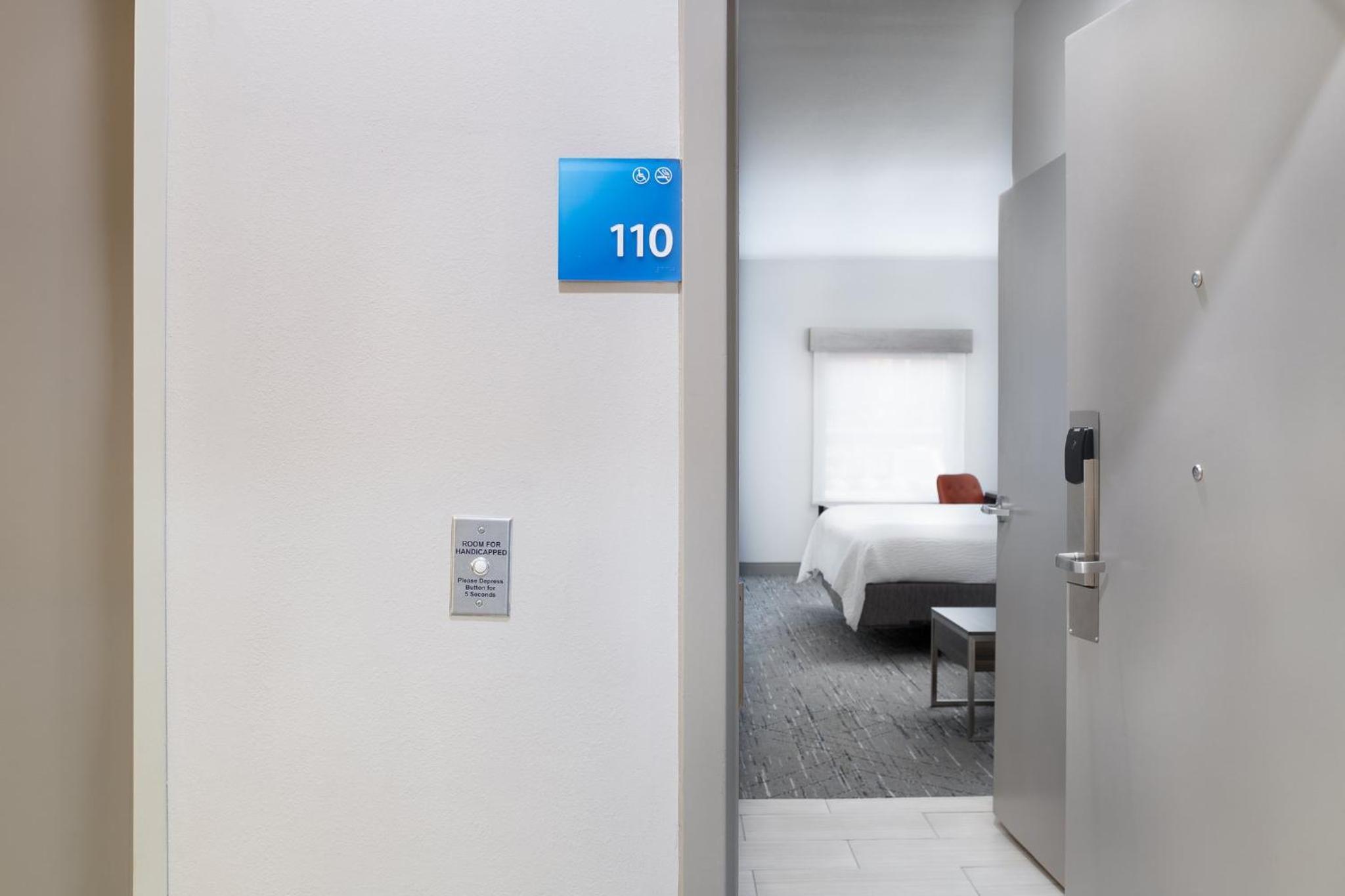 King Room - Hearing Accessible/Non-Smoking  - Photo 5