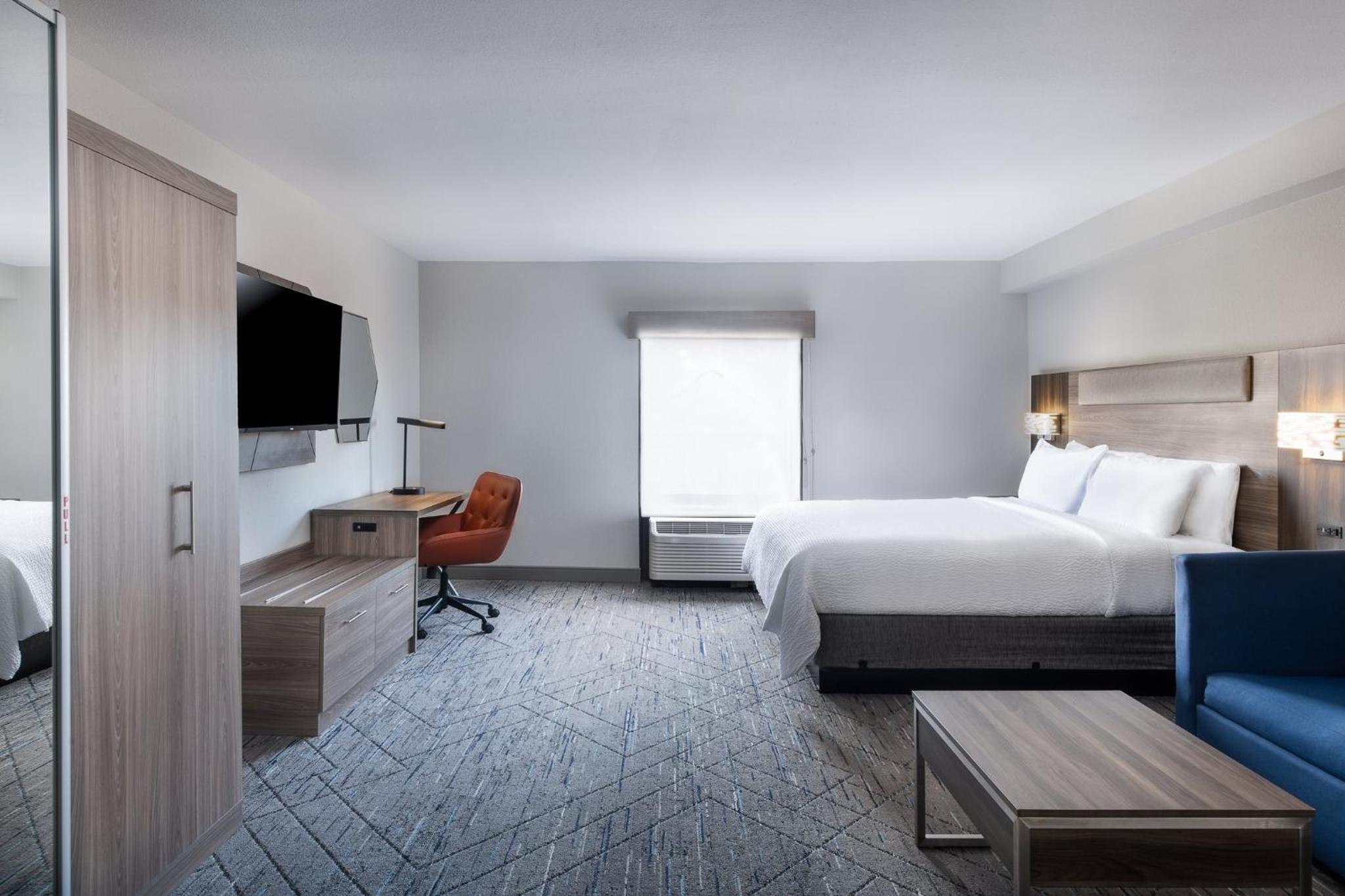 Standard King Room with Sofa Bed - Photo 13