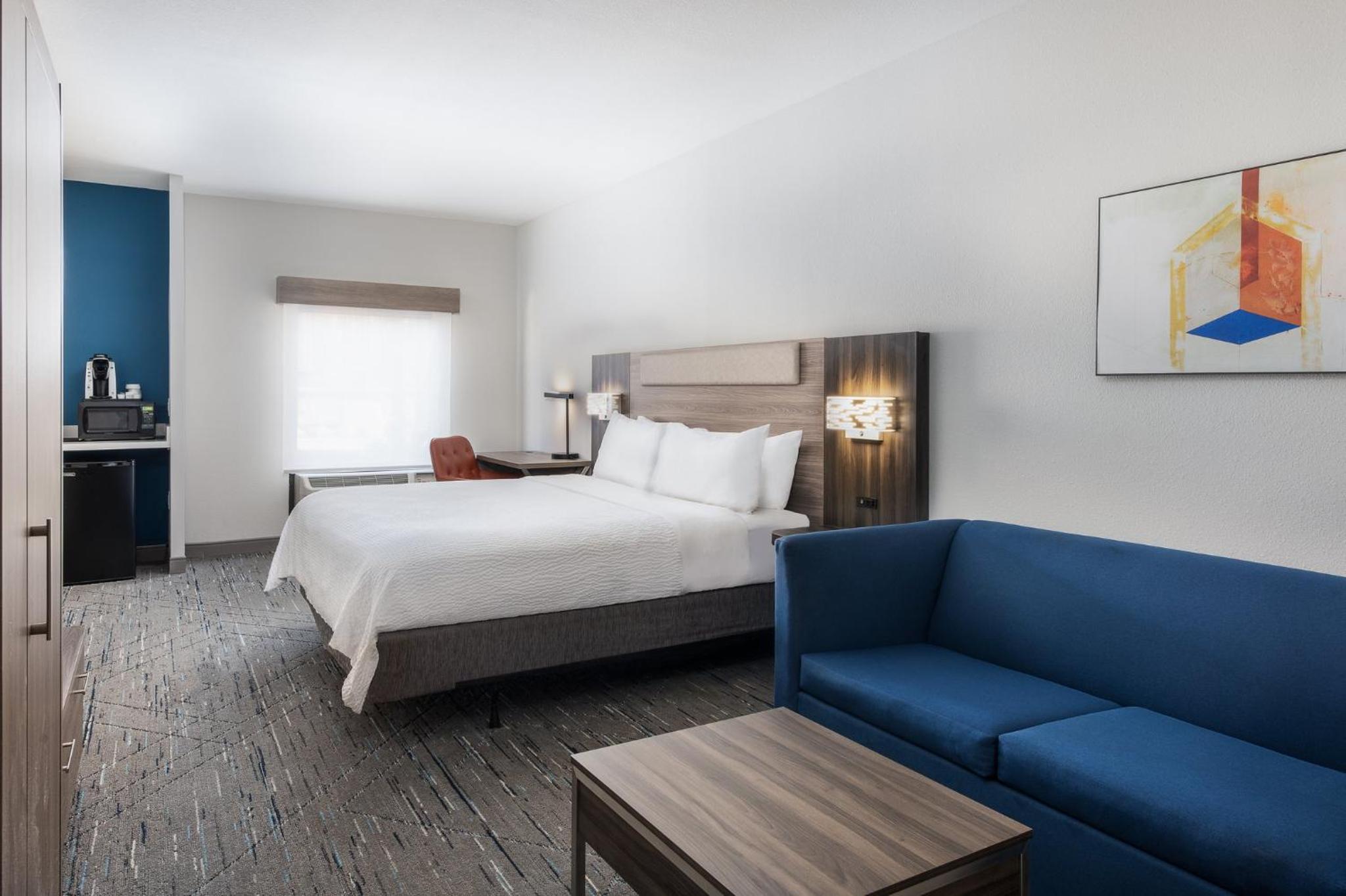 Standard King Room with Sofa Bed - Photo 12