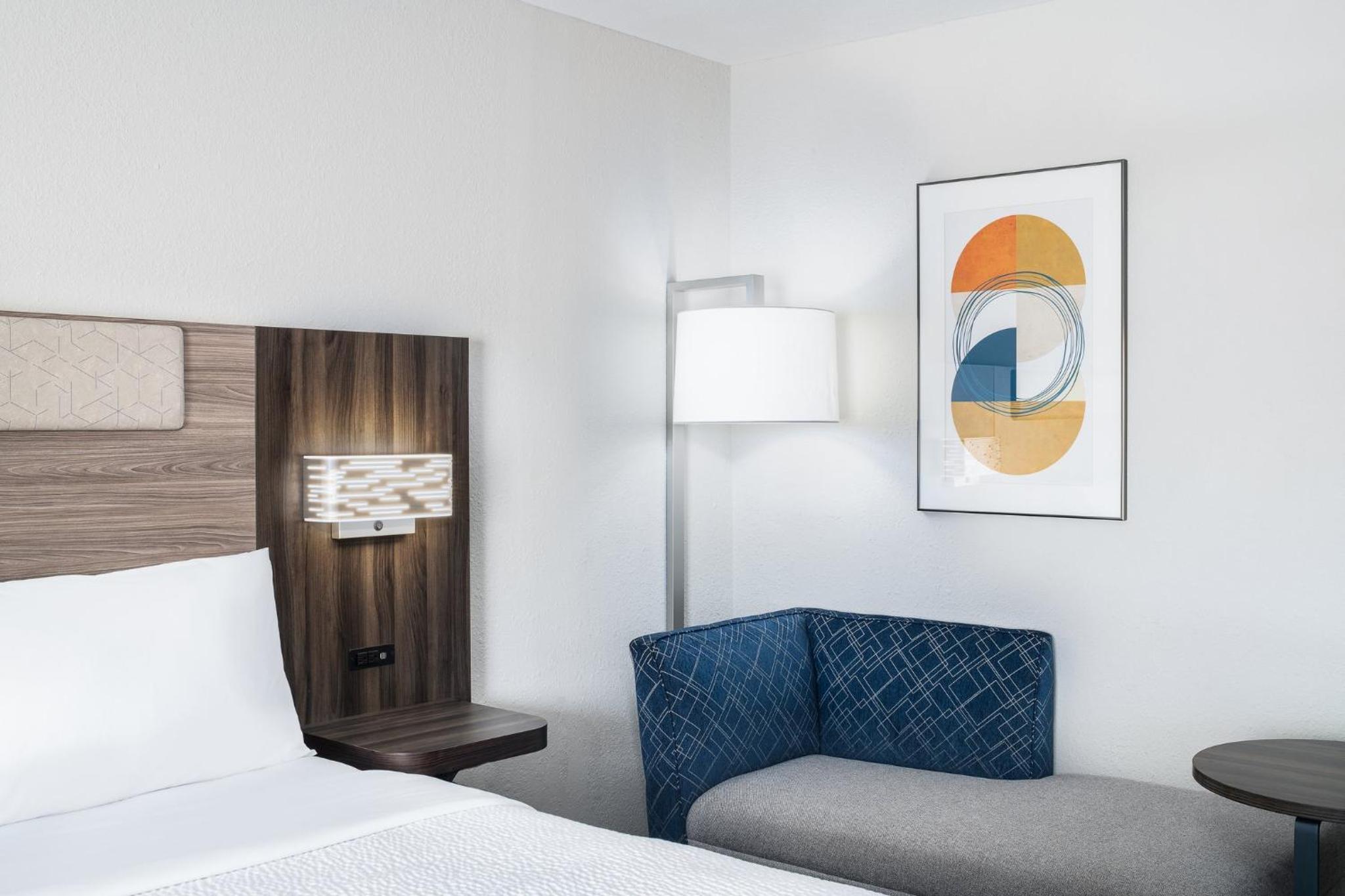 Standard King Room - Photo 9