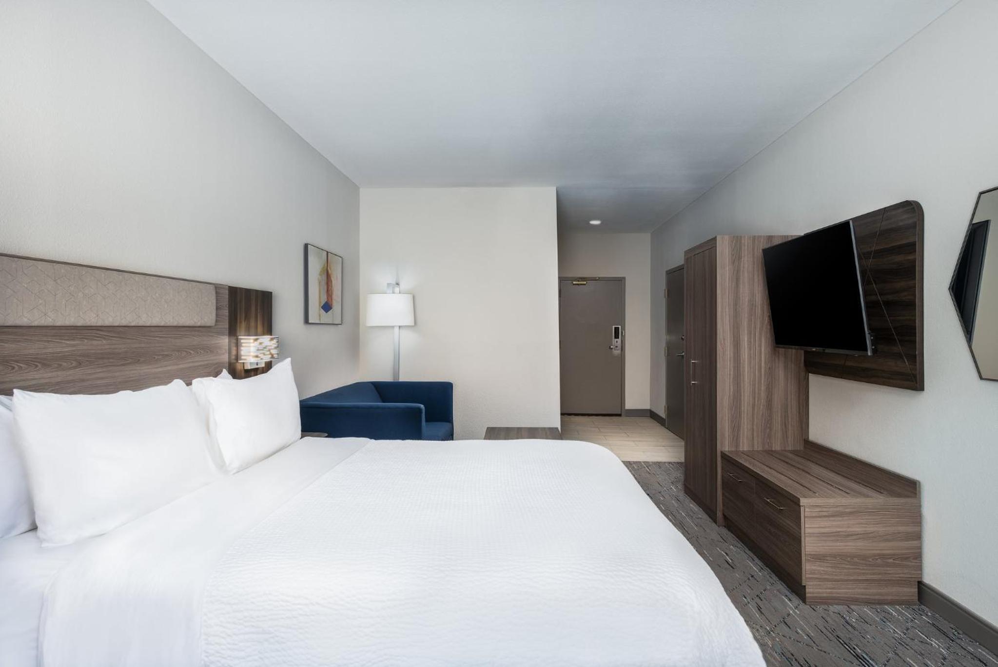 Standard King Room with Sofa Bed - Photo 2