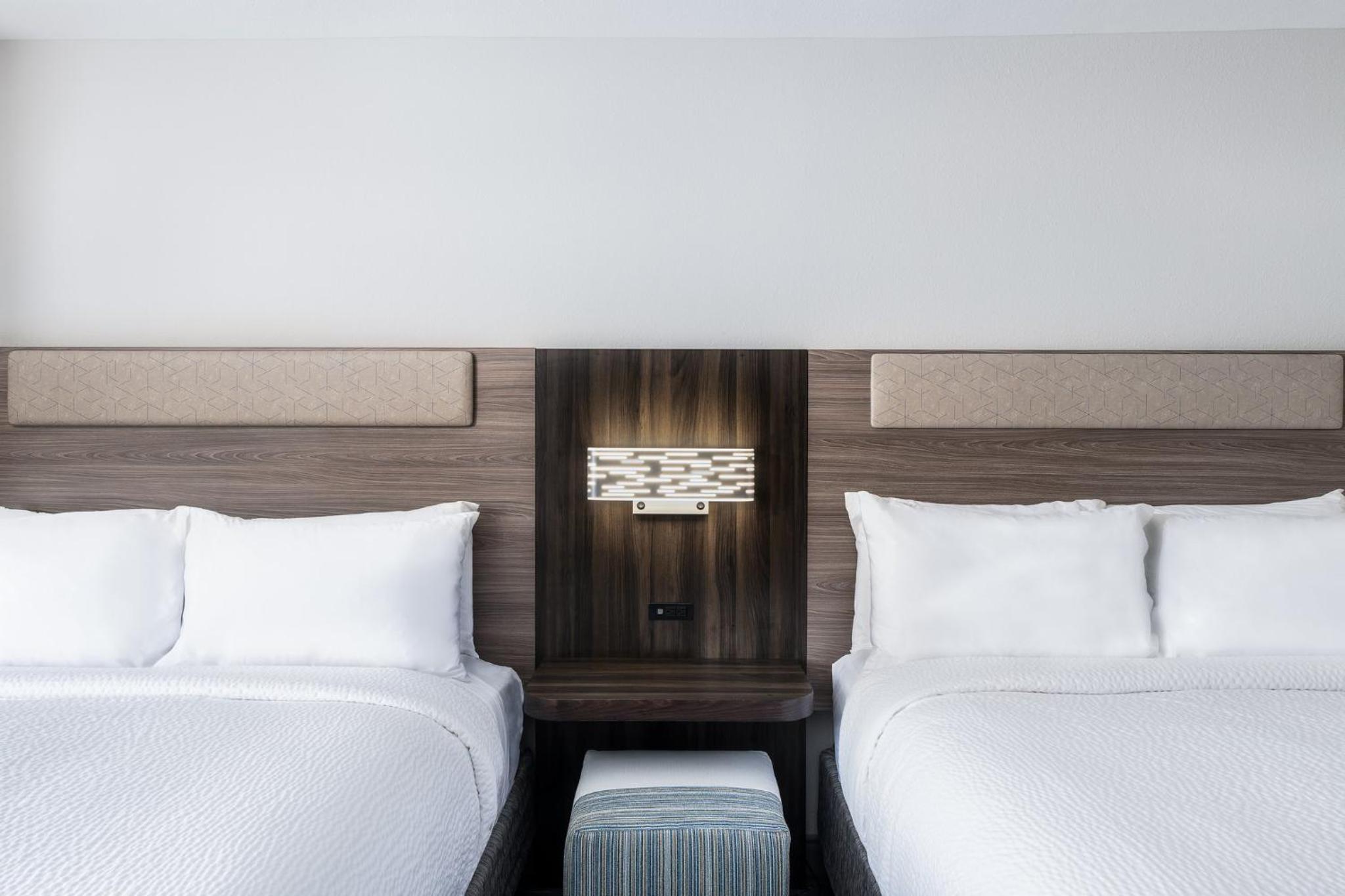 Standard Room with Two Queen Beds - Photo 13