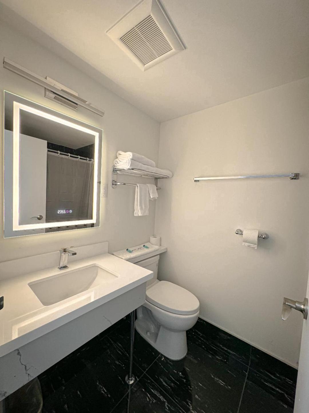 Superior Queen Room with Two Queen Beds - Newly Renovated - Photo 25