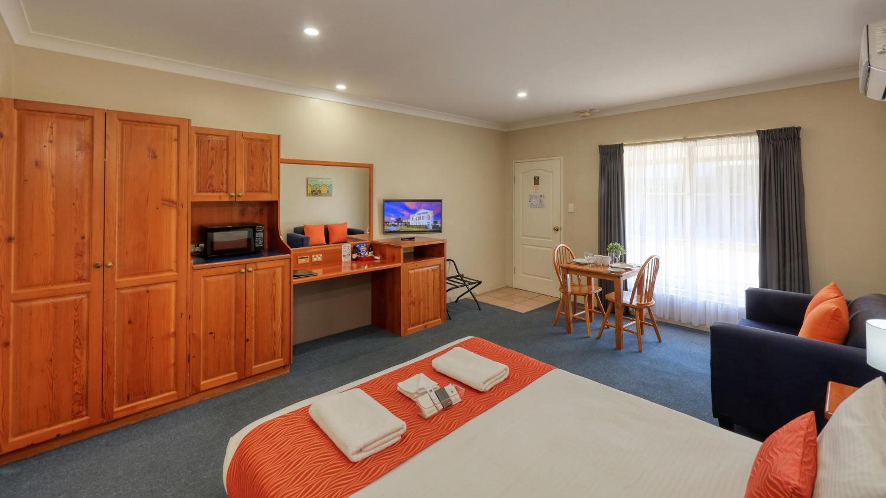 Executive Queen Room with Spa Bath  photo 3