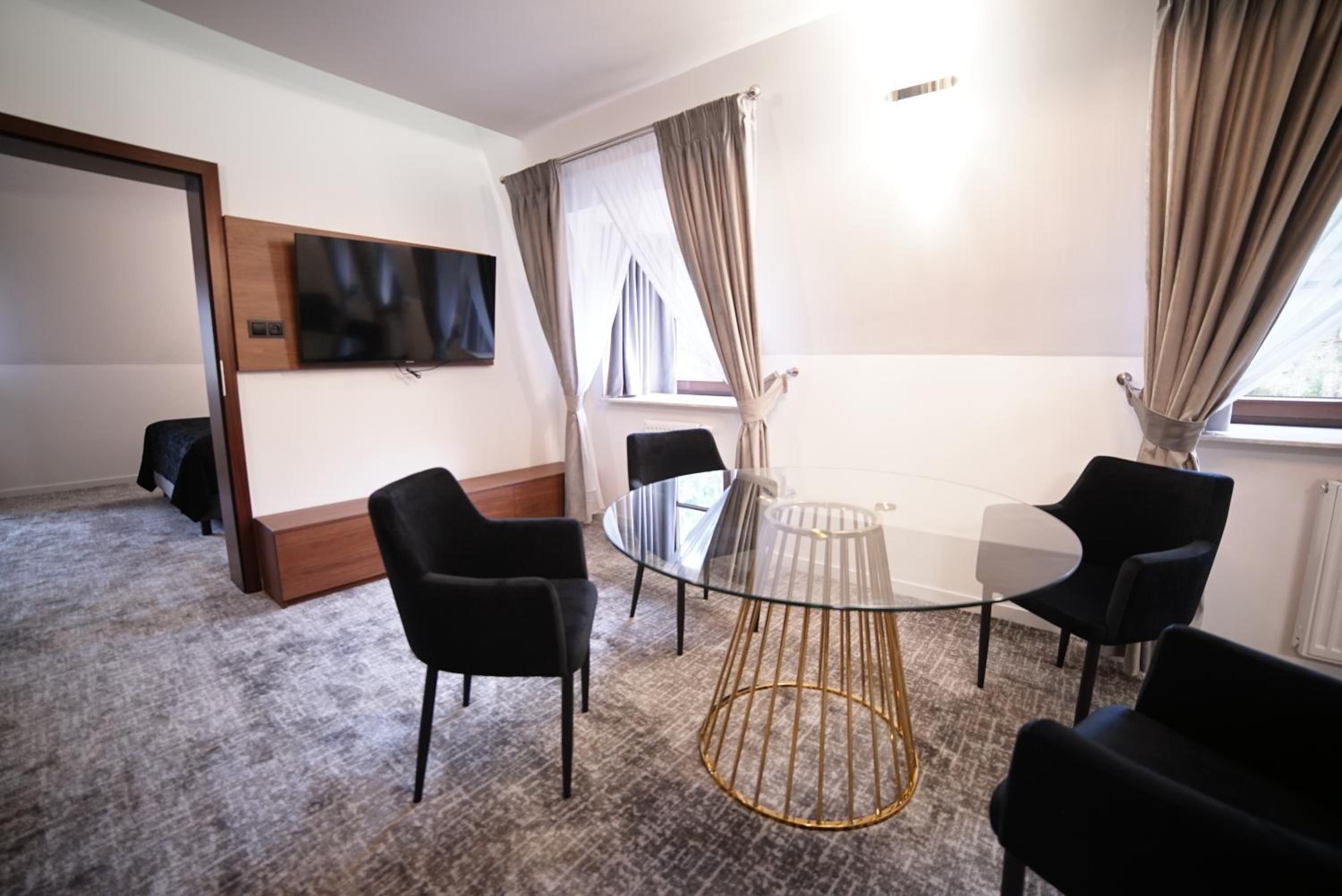  Royal Apartment photo 3