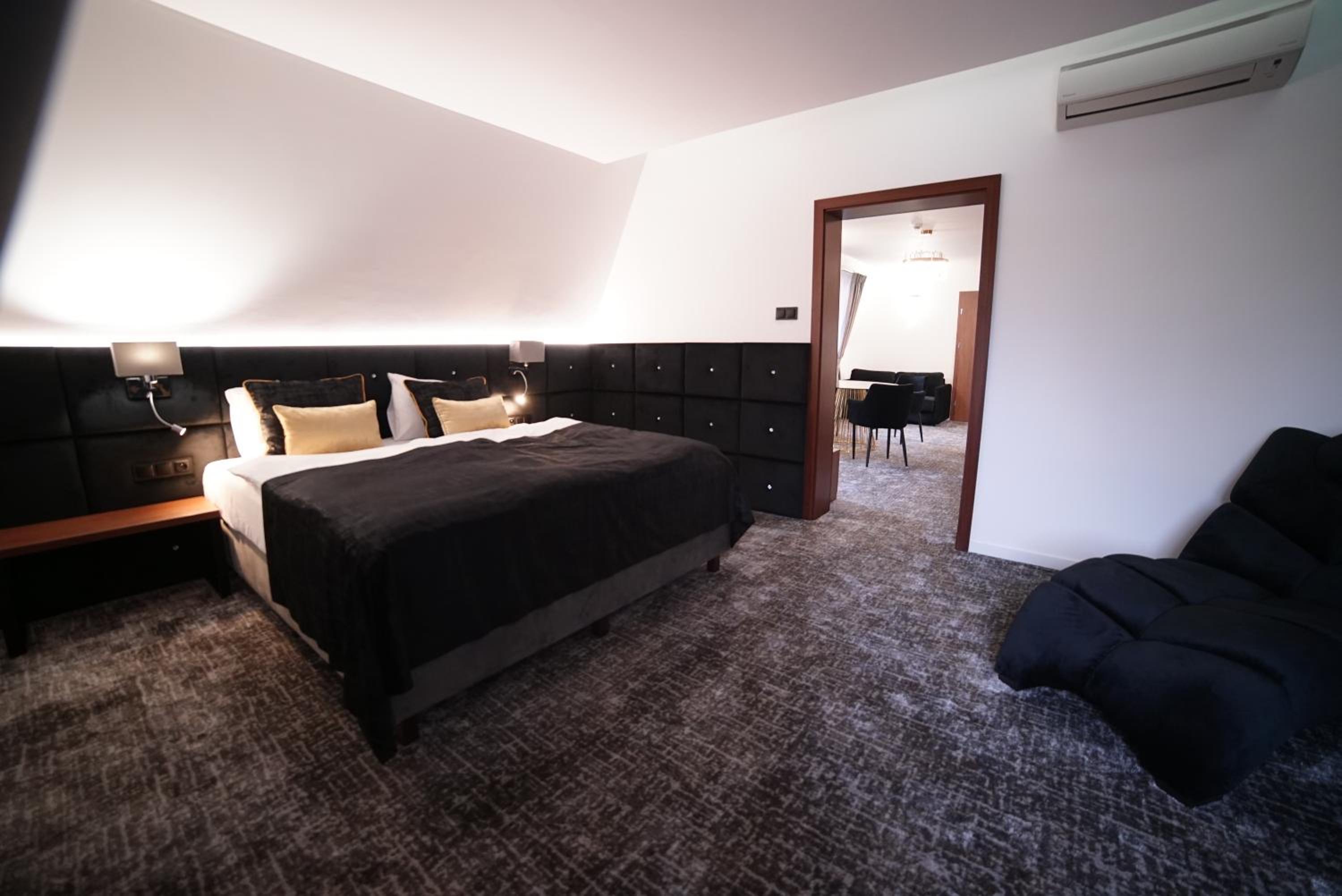  Royal Apartment photo 1