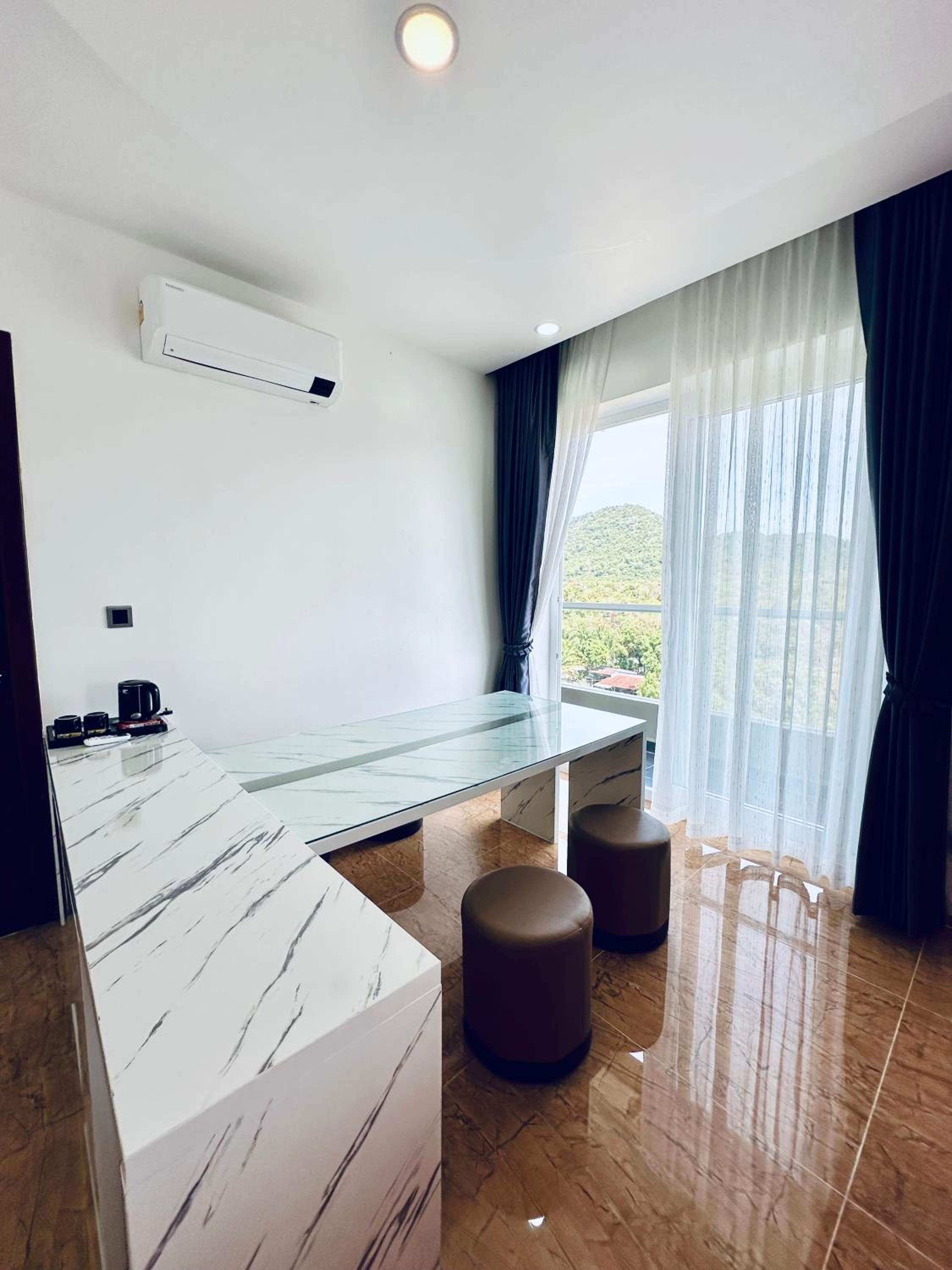 Family Room with Mountain View - Photo 5