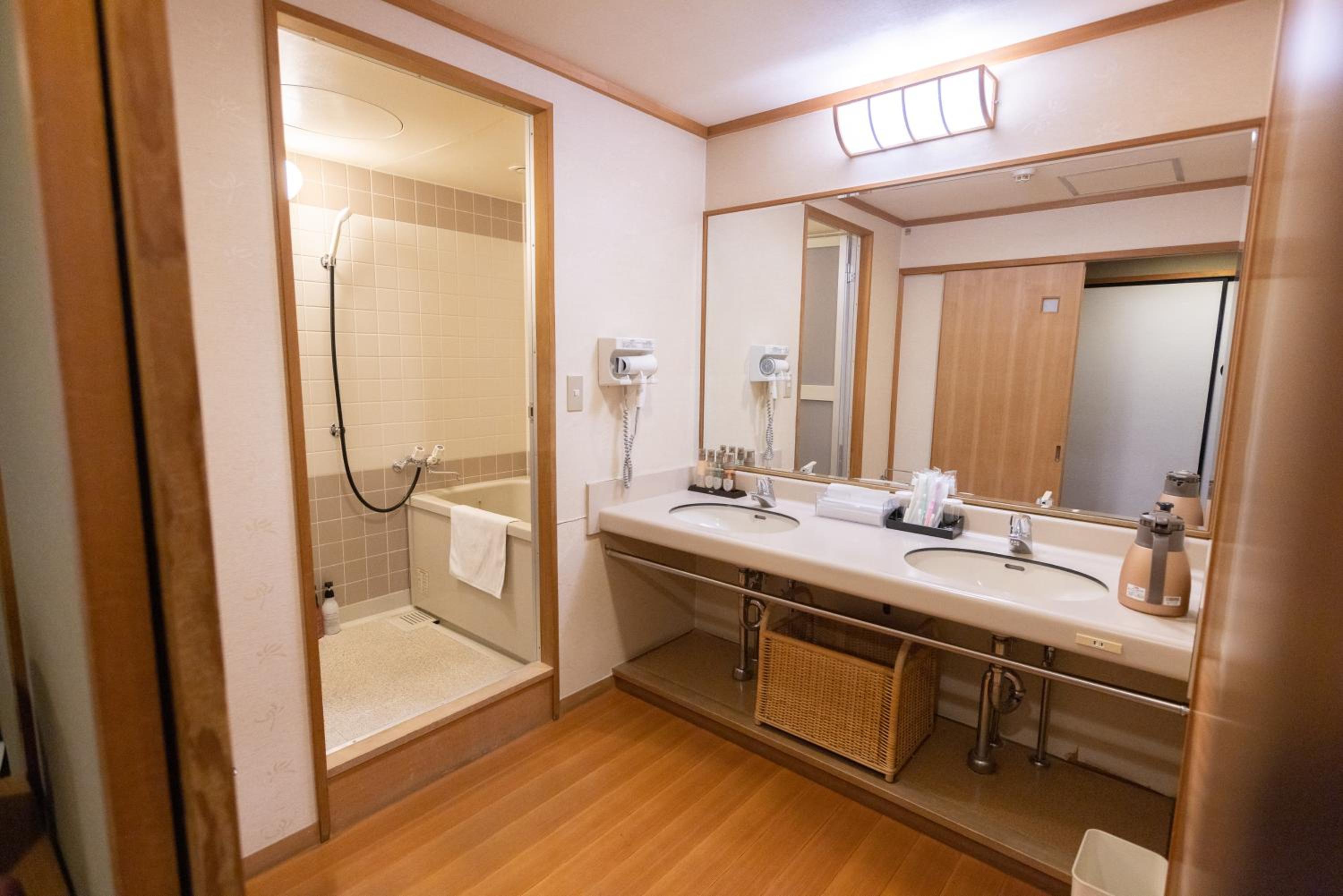 Economy Twin Room - Photo 3