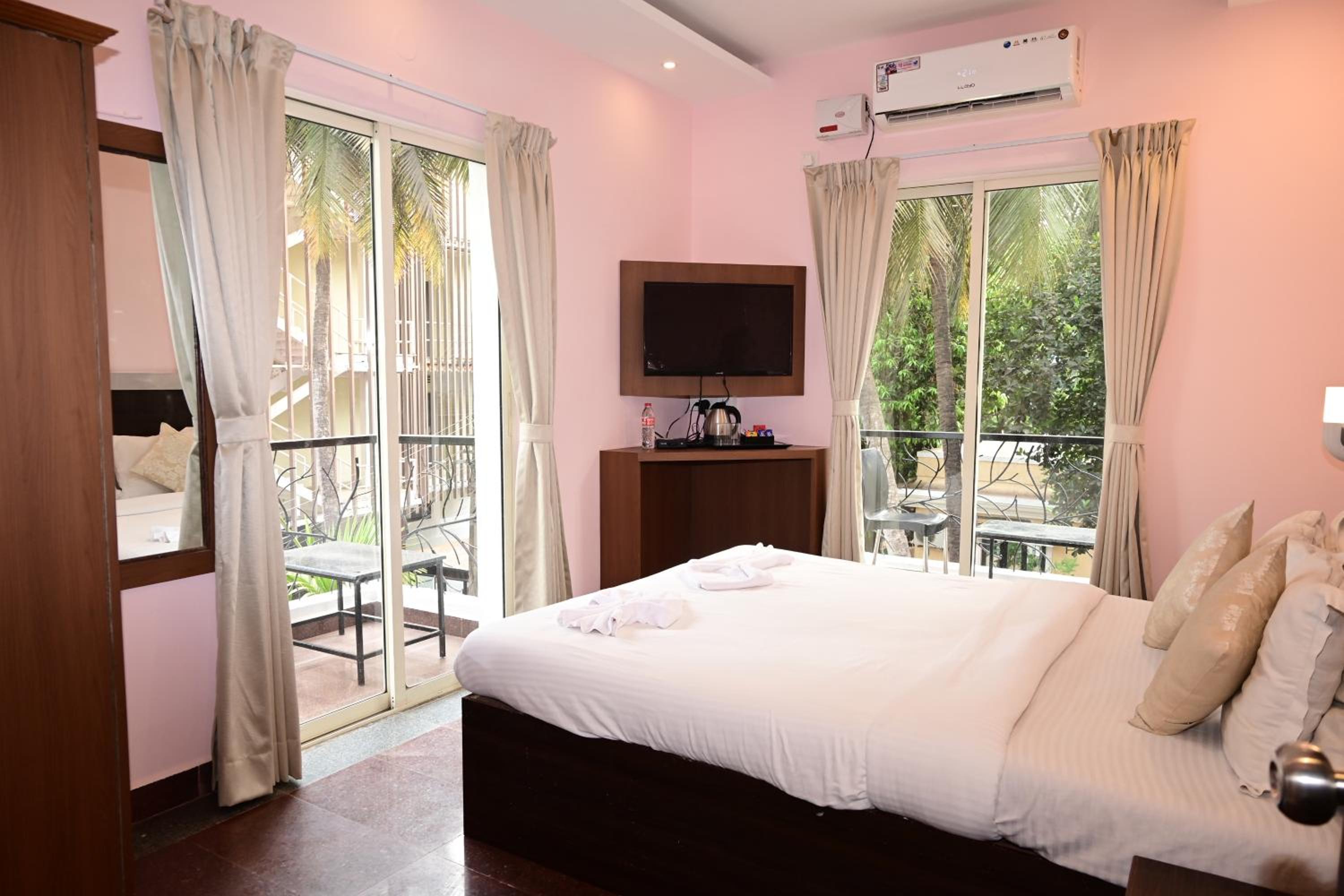 Deluxe Double Room With Balcony photo 3