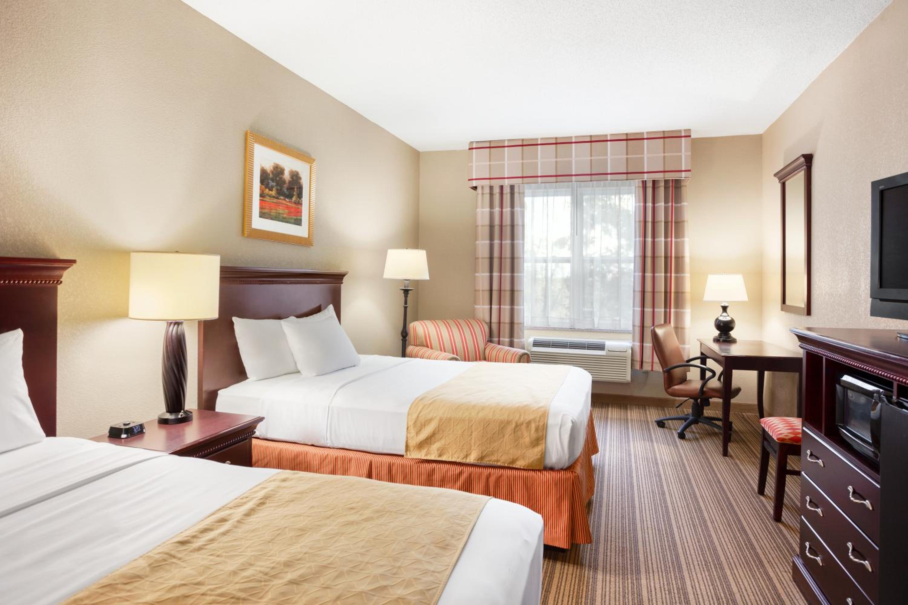 Queen Room with Two Queen Beds - Non-Smoking - Photo 1