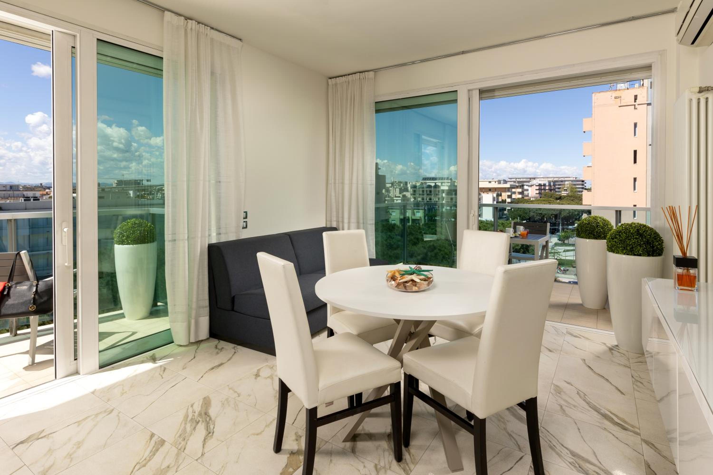 Apartment with Sea View - Photo 8