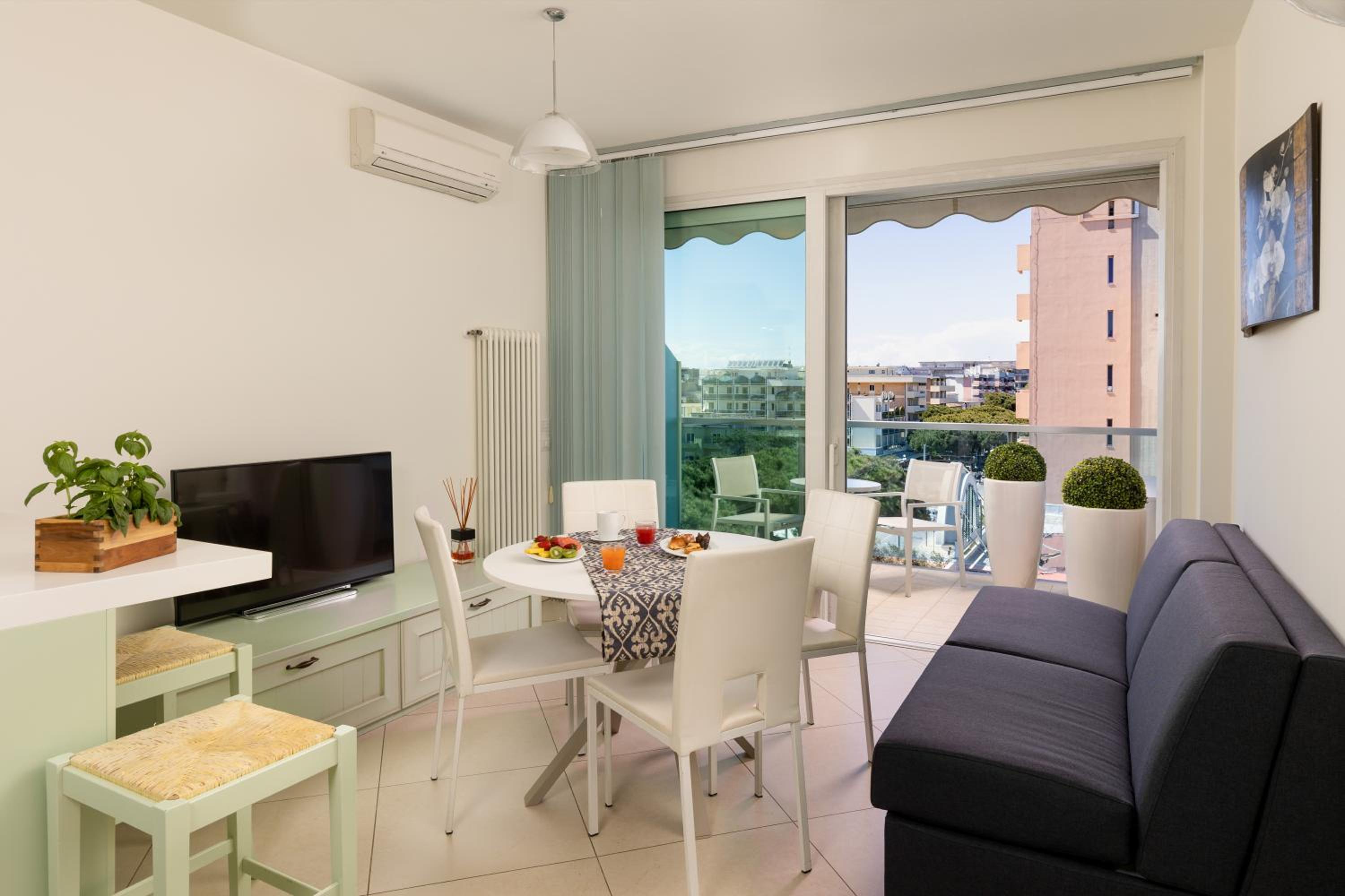 Apartment with Sea View - Photo 6
