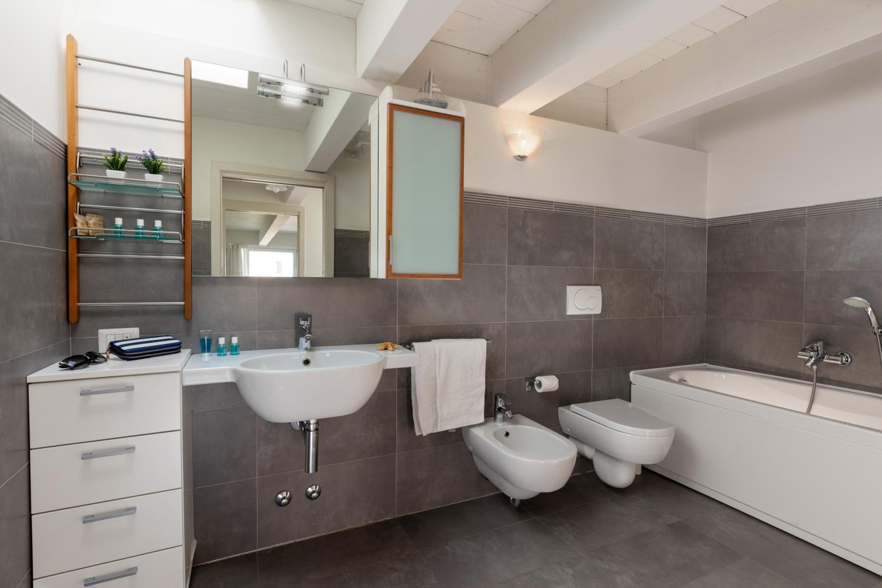 Apartment with Sea View - Photo 5