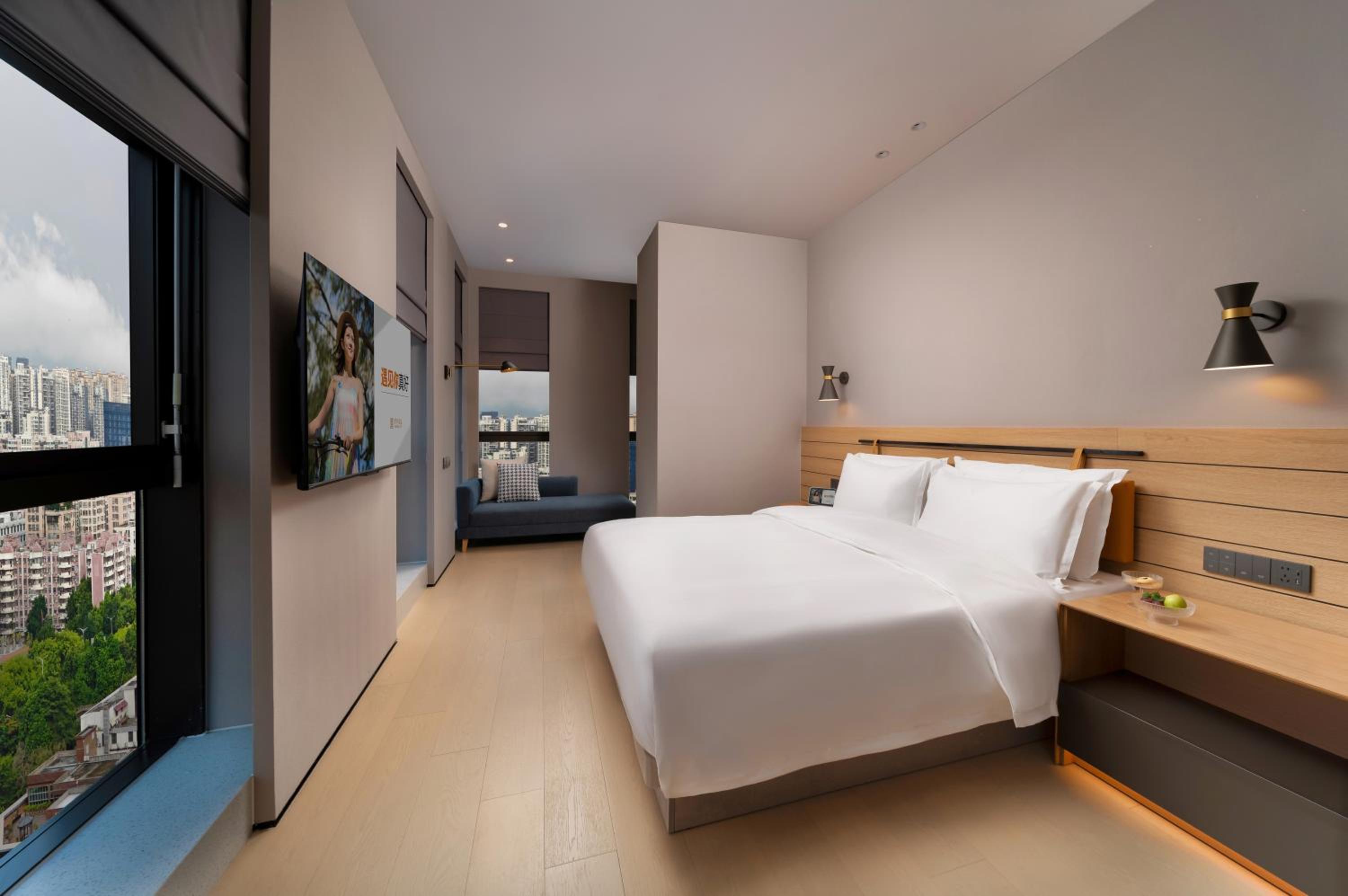 Deluxe King Room-City View
