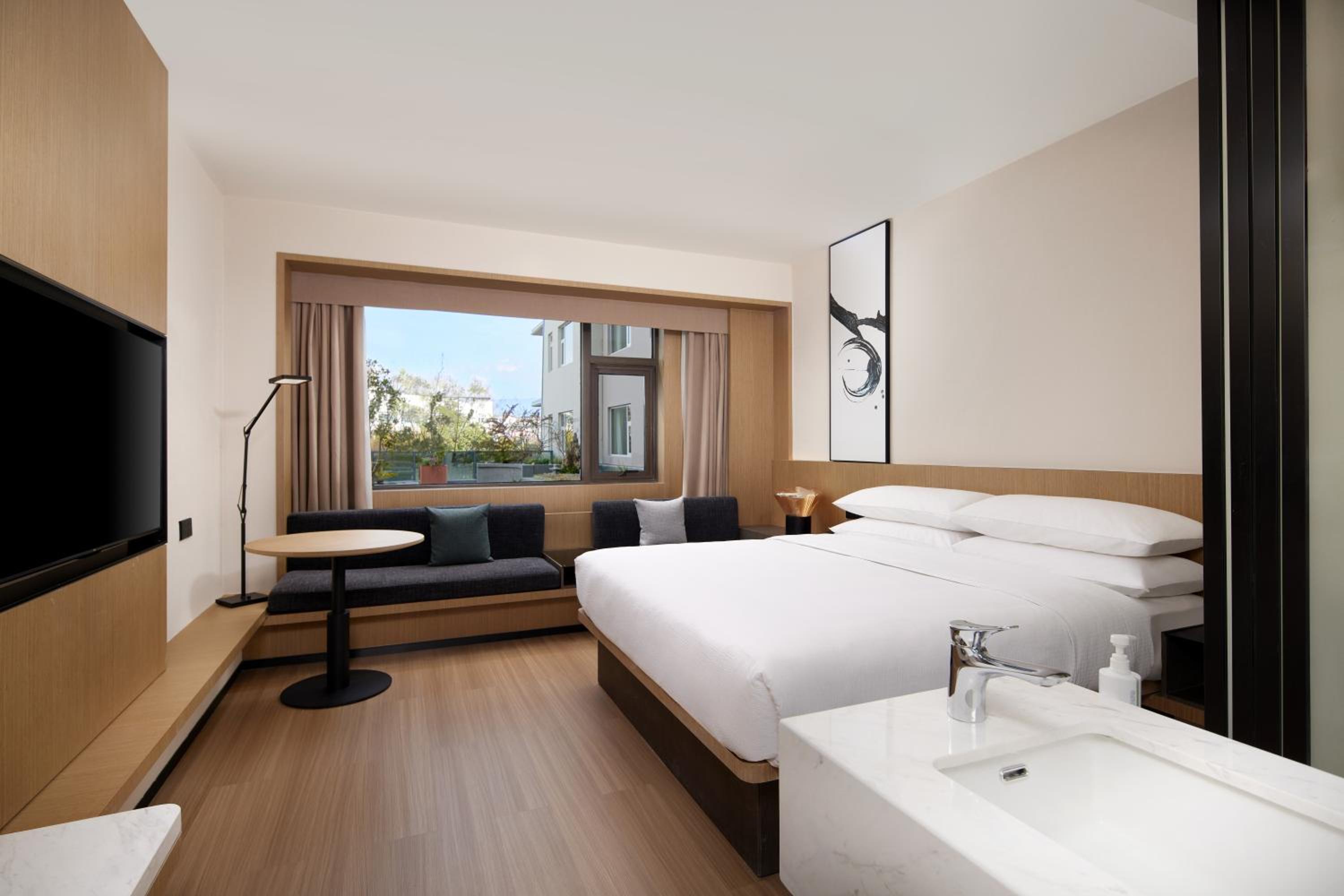 Standard King Room with City View photo 2