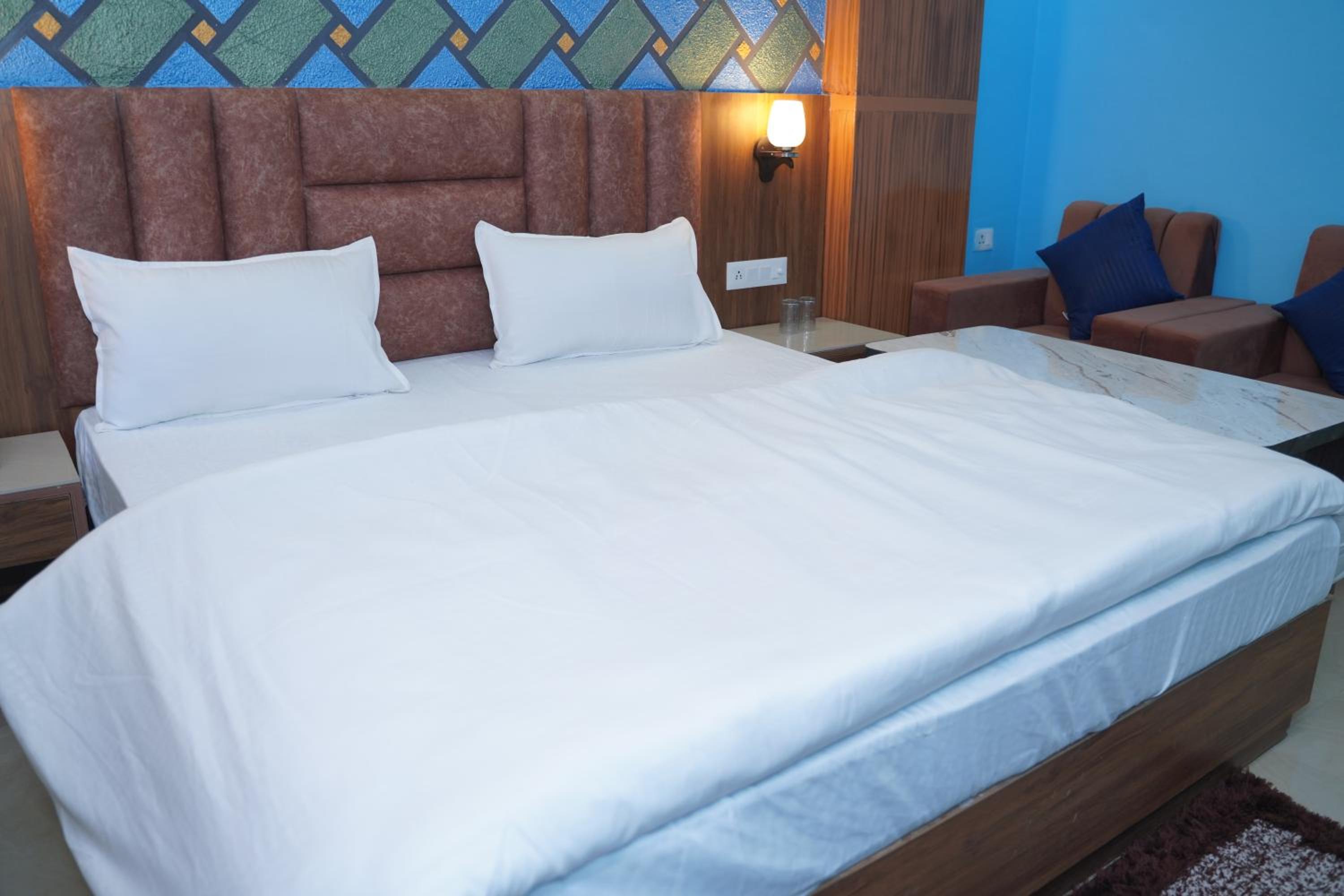 Deluxe Room - Photo 16