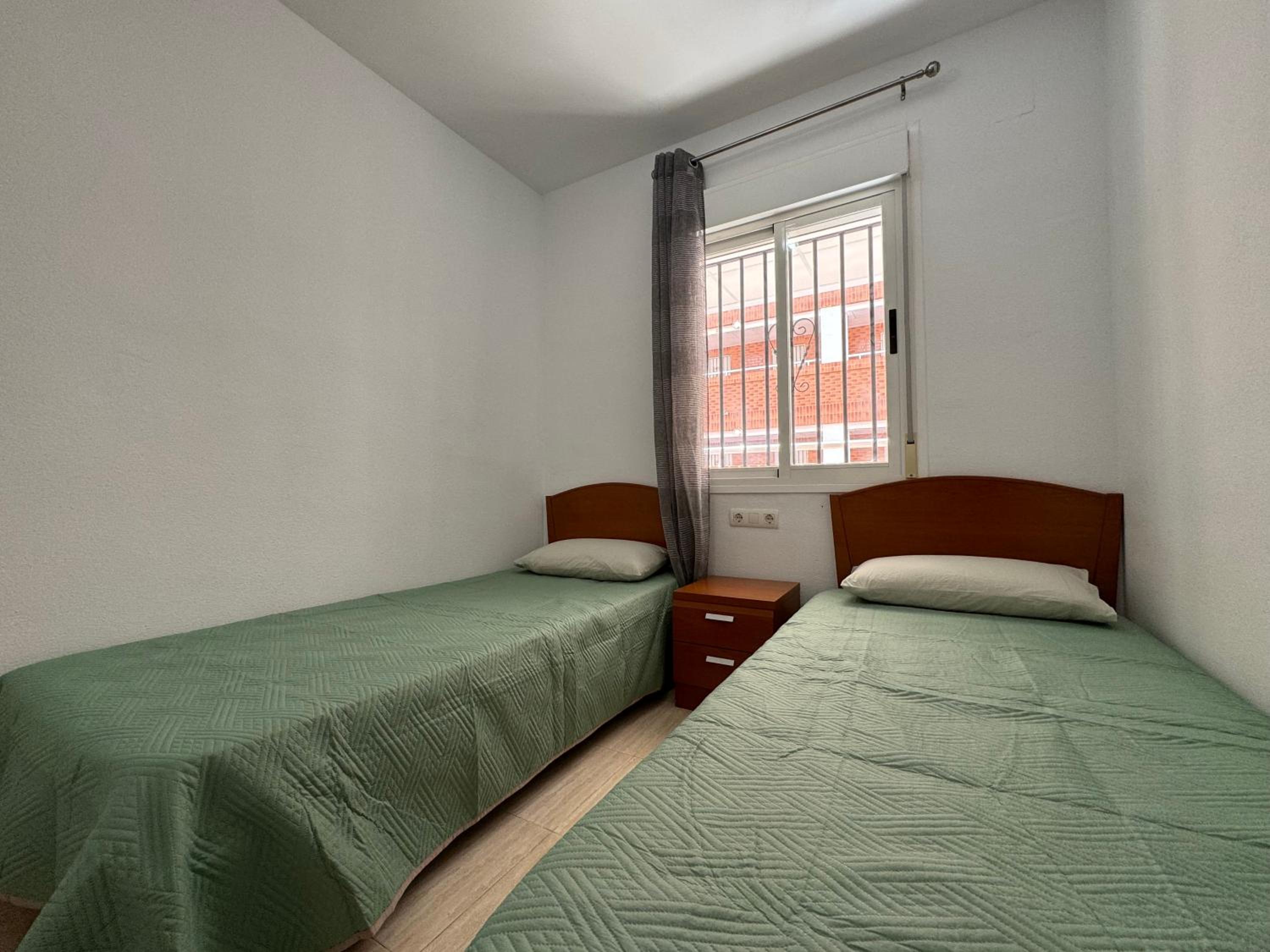 Apartamento de dos habitaciones con balcón y vista al mar