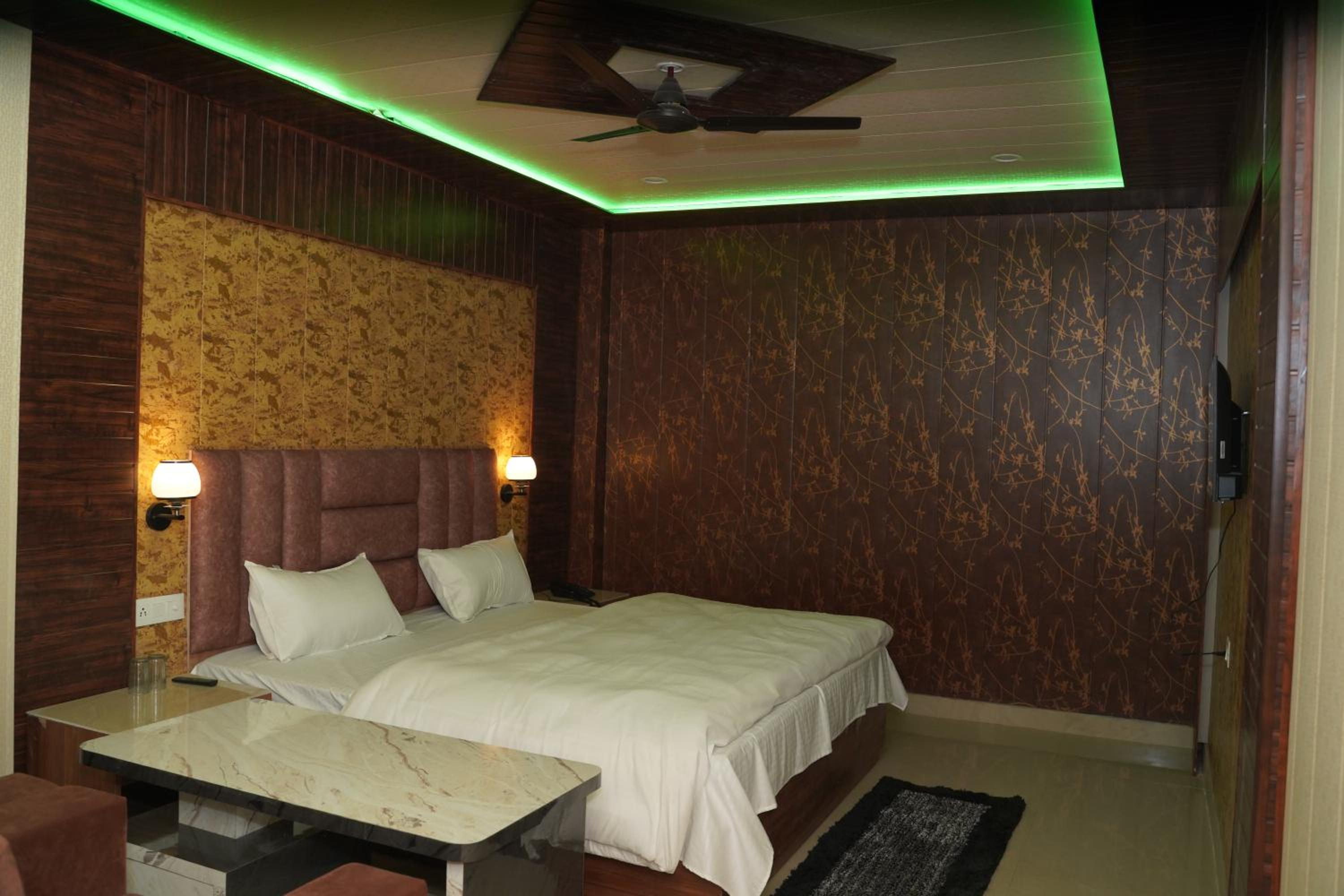 Standard Double Room - Photo 13