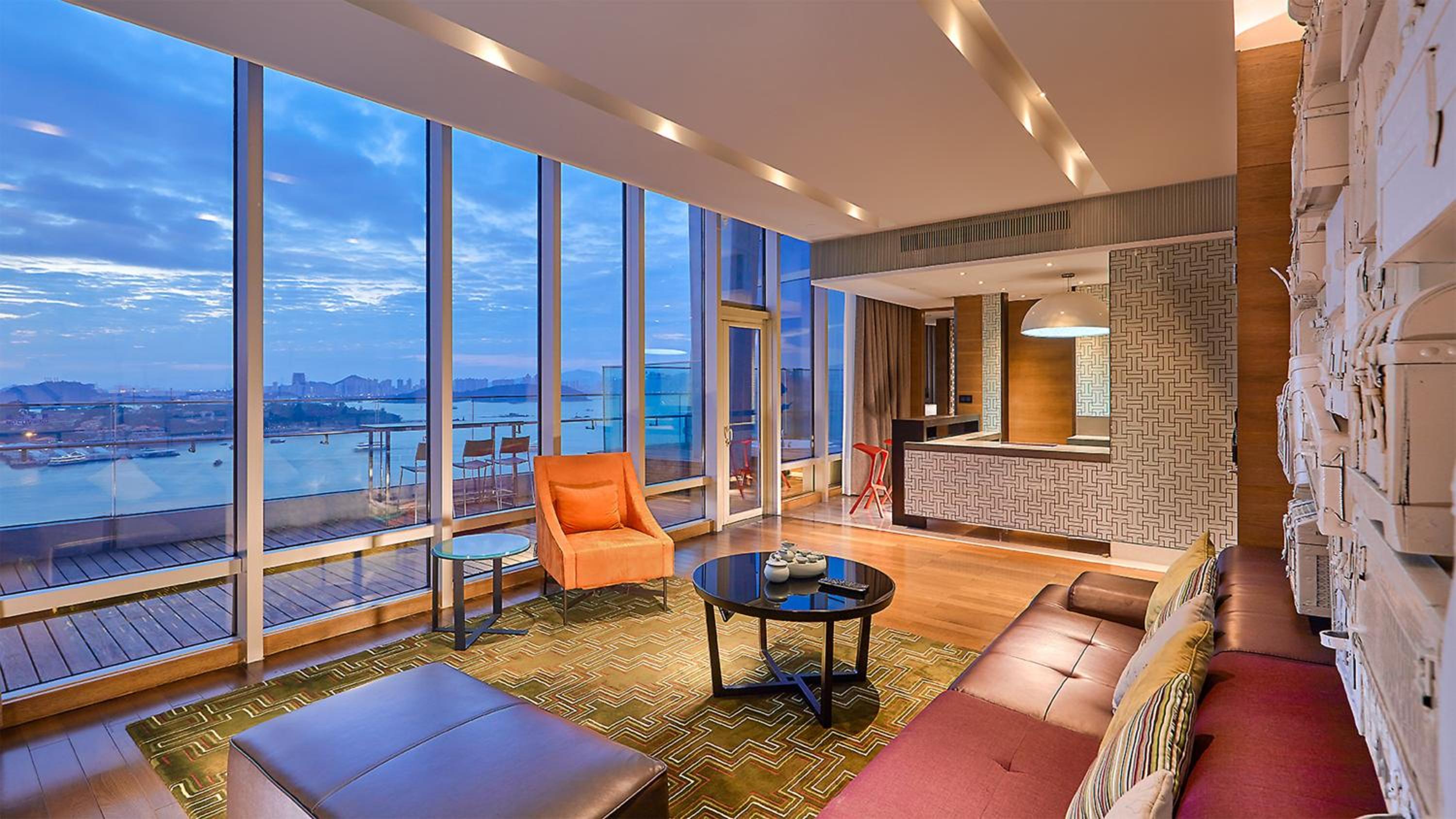 One-Bedroom Suite with Sea View and Balcony - Photo 2