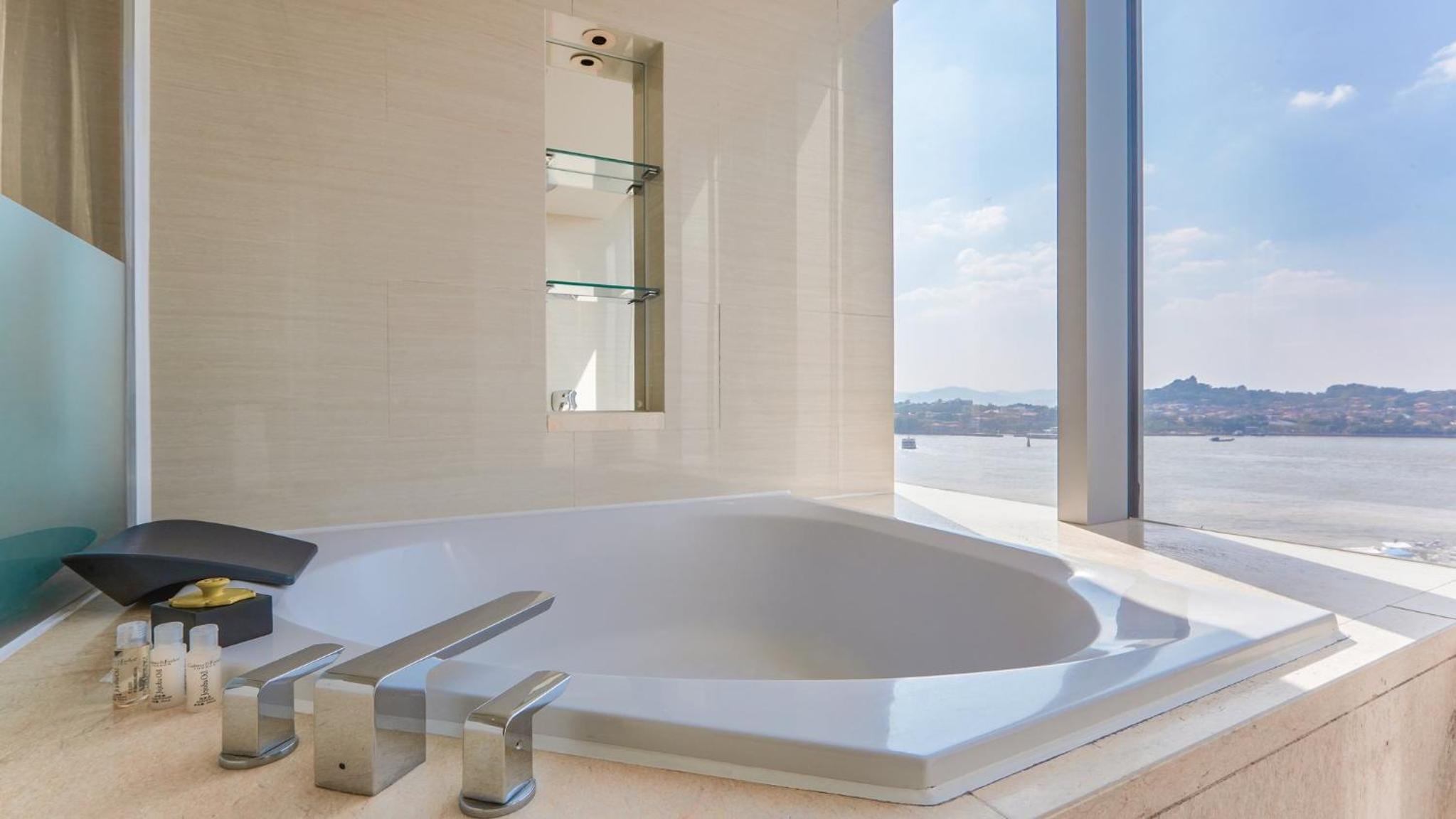 Premium King Room with Sea View - Photo 4
