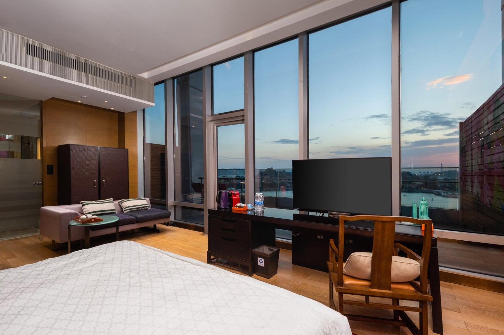Premium King Room with Balcony and Sea View - Photo 8