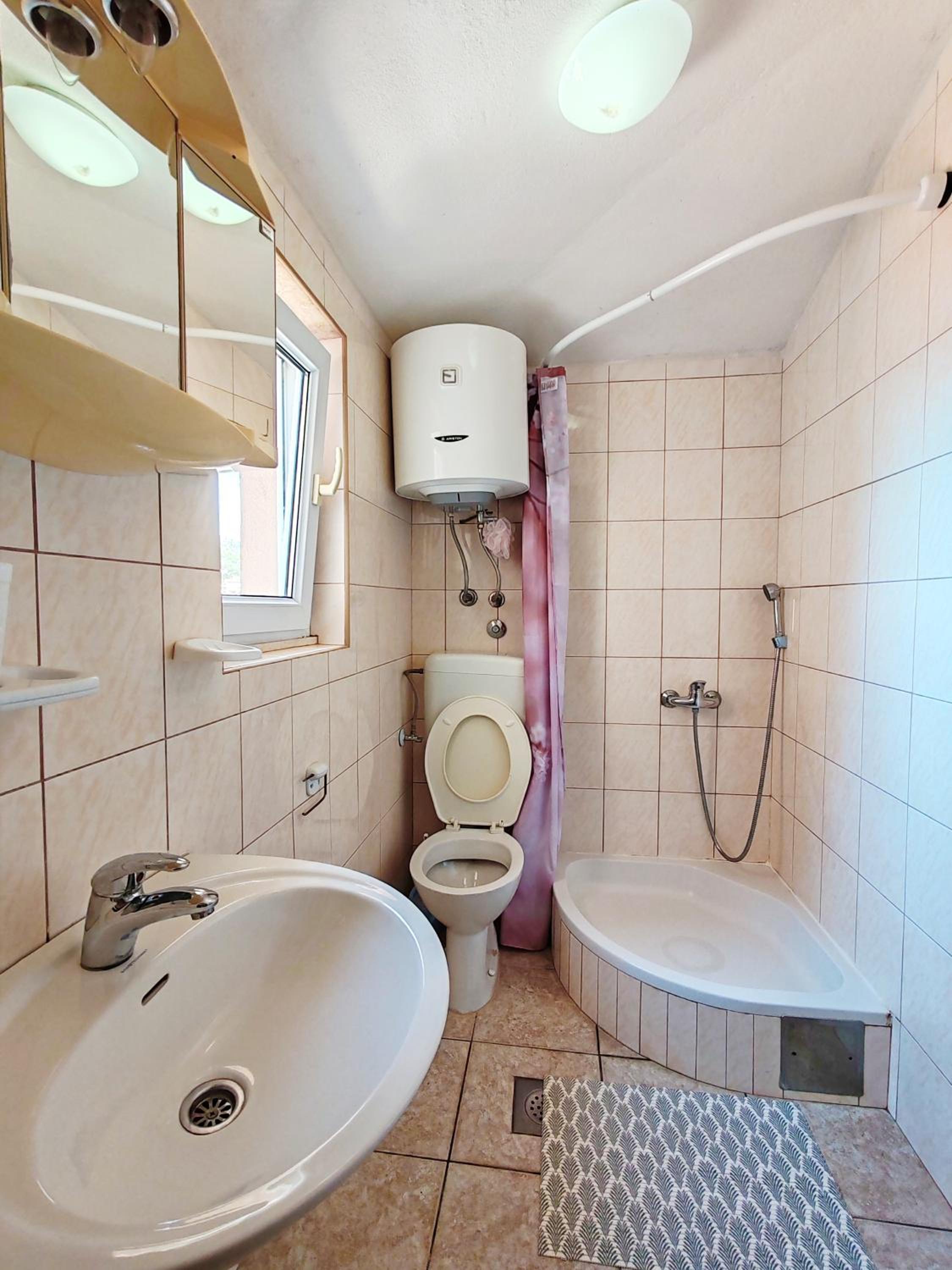 Quadruple Room with Private Bathroom photo 2