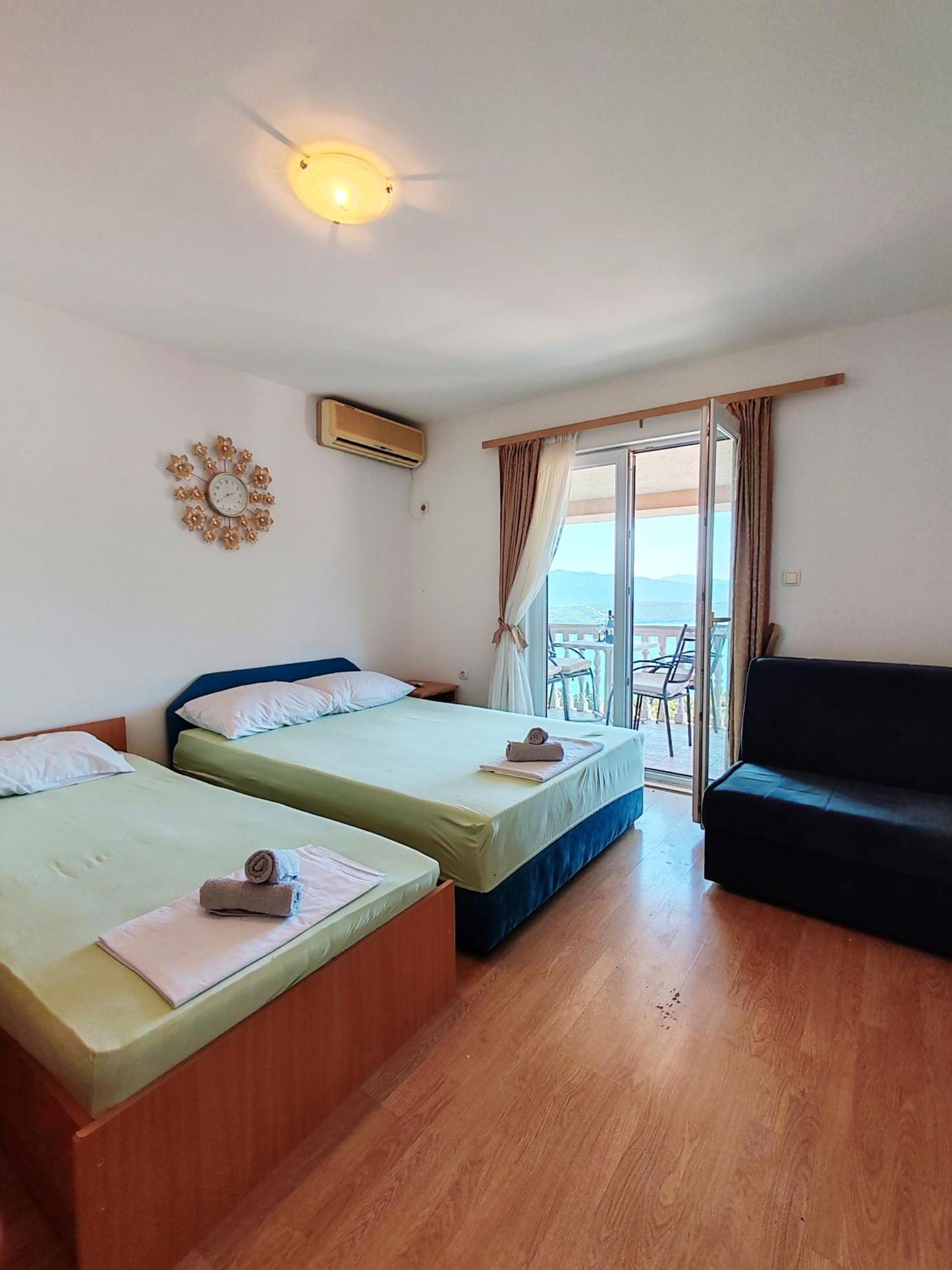 Quadruple Room with Private Bathroom photo 3