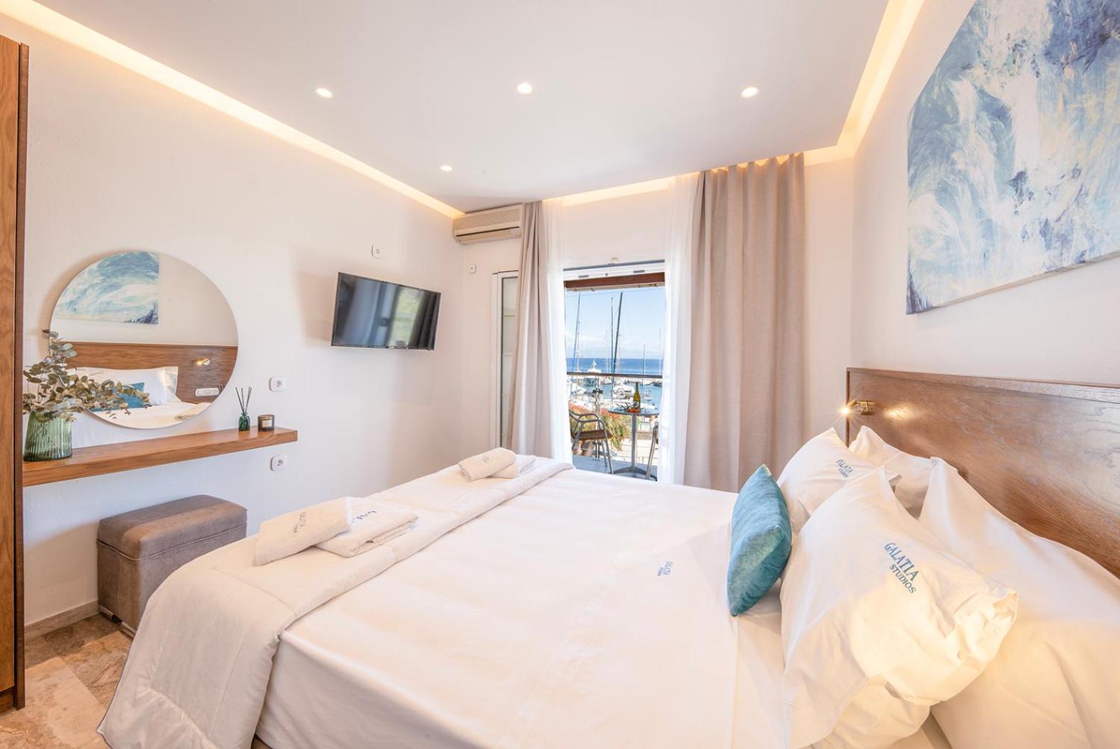 Deluxe Double Room with Balcony and Sea View photo 2