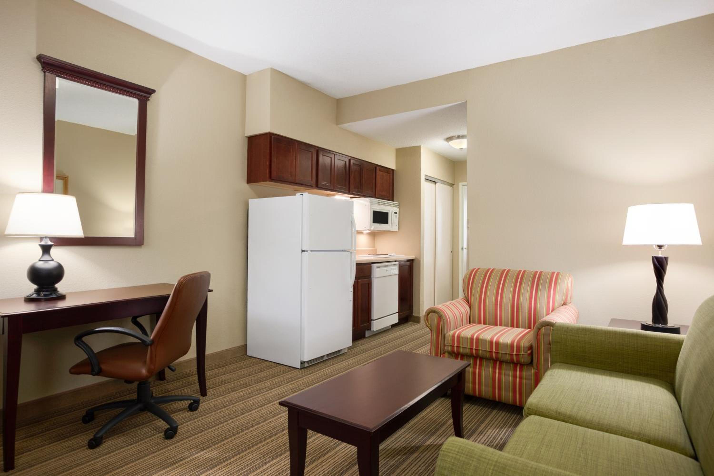 Queen Suite with Two Queen Beds and Kitchen - Non-Smoking - Photo 2