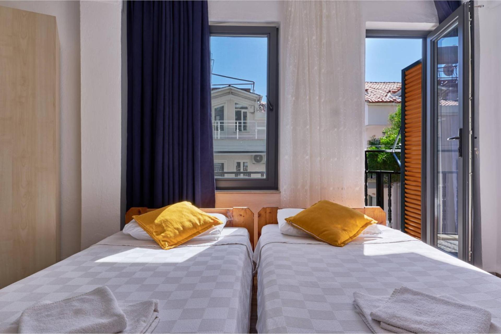 Twin Room with Balcony - Photo 3